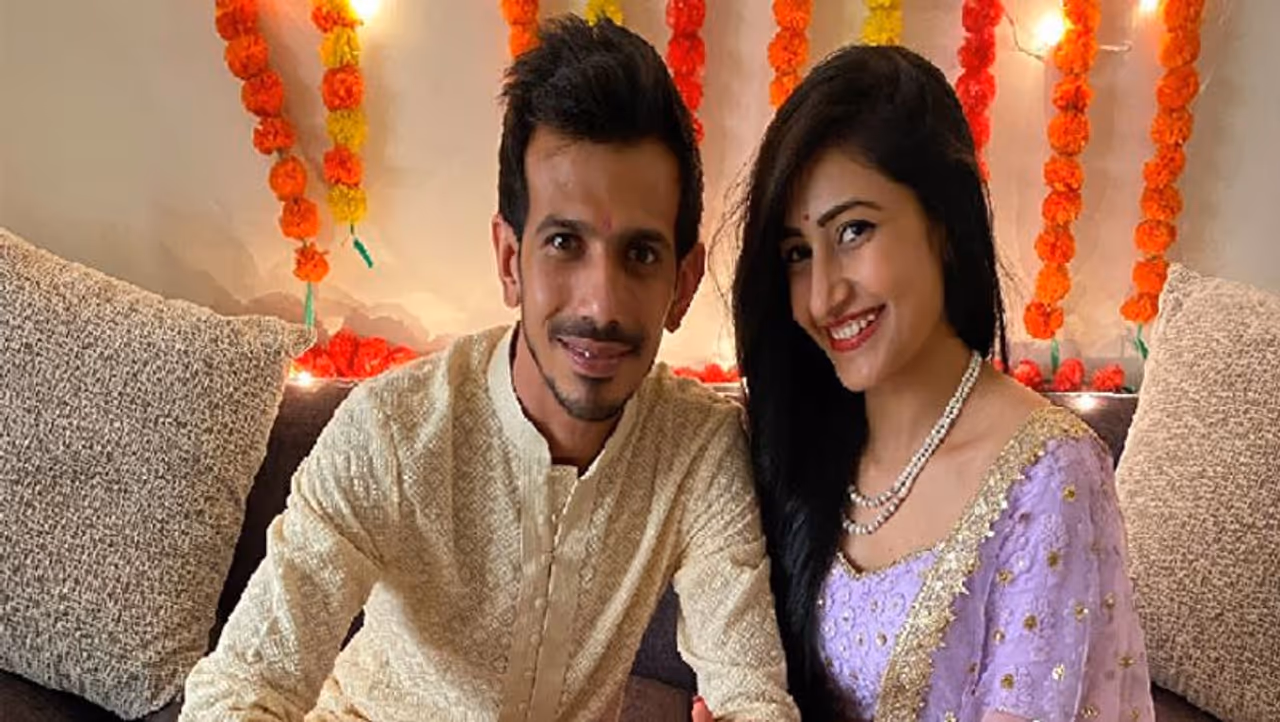 <p>ಐಪಿಎಲ್ಗೆ ಹೋಗುವ ಮೊದಲು ಆಗಸ್ಟ್ 8 ರಂದು ಧನಶ್ರೀ ವರ್ಮಾ ಮತ್ತು ಯಜುವೇಂದ್ರ ಚಾಹಲ್ ನಿಶ್ಚಿತಾರ್ಥ ಮಾಡಿಕೊಂಡಿದ್ದರು. ಚಾಹಲ್ ಎಂಗೇಜ್ಮೆಂಟ್ ಫೋಟೋಗಳನ್ನು ತಮ್ಮ ಇನ್ಸ್ಟಾಗ್ರಾಮ್ ಖಾತೆಯಲ್ಲಿ ಶೇರ್ ಮಾಡಿ ಎಲ್ಲರಿಗೂ ಮಾಹಿತಿ ನೀಡಿದರು.</p> <p>ಐಪಿಎಲ್ಗೆ ಹೋಗುವ ಮೊದಲು ಆಗಸ್ಟ್ 8 ರಂದು ಧನಶ್ರೀ ವರ್ಮಾ ಮತ್ತು ಯಜುವೇಂದ್ರ ಚಾಹಲ್ ನಿಶ್ಚಿತಾರ್ಥ ಮಾಡಿಕೊಂಡಿದ್ದರು. ಚಾಹಲ್ ಎಂಗೇಜ್ಮೆಂಟ್ ಫೋಟೋಗಳನ್ನು ತಮ್ಮ ಇನ್ಸ್ಟಾಗ್ರಾಮ್ ಖಾತೆಯಲ್ಲಿ ಶೇರ್ ಮಾಡಿ ಎಲ್ಲರಿಗೂ ಮಾಹಿತಿ ನೀಡಿದರು.</p>