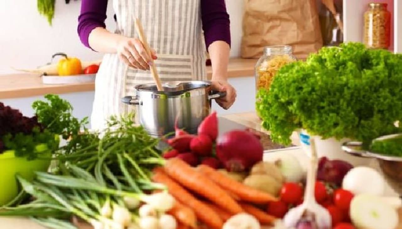 <p>വിറ്റാമിനുകളും നാരുകളും ധാരാളം അടങ്ങിയ ഇലക്കറികള് വണ്ണം കുറയ്ക്കാന് സഹായിക്കും. ഇവയില് അടങ്ങിയിരിക്കുന്ന ആന്റി ഓക്സിഡന്റുകള് പ്രതിരോധശേഷി വര്ധിപ്പിക്കാനും സഹായിക്കും. ഉച്ചയൂണിന് ഇലക്കറികള് ധാരാളം കഴിക്കുന്നത് ചോറിന്റെ അളവ് കുറയ്ക്കാനും വിശപ്പ് നിയന്ത്രിക്കാനും സഹായിക്കും. ഡയറ്റ് ചെയ്യുന്നവര് ഉള്പ്പെടുത്തേണ്ട ചില പച്ചക്കറികളെ പരിചയപ്പെടാം... </p> <p>വിറ്റാമിനുകളും നാരുകളും ധാരാളം അടങ്ങിയ ഇലക്കറികള് വണ്ണം കുറയ്ക്കാന് സഹായിക്കും. ഇവയില് അടങ്ങിയിരിക്കുന്ന ആന്റി ഓക്സിഡന്റുകള് പ്രതിരോധശേഷി വര്ധിപ്പിക്കാനും സഹായിക്കും. ഉച്ചയൂണിന് ഇലക്കറികള് ധാരാളം കഴിക്കുന്നത് ചോറിന്റെ അളവ് കുറയ്ക്കാനും വിശപ്പ് നിയന്ത്രിക്കാനും സഹായിക്കും. ഡയറ്റ് ചെയ്യുന്നവര് ഉള്പ്പെടുത്തേണ്ട ചില പച്ചക്കറികളെ പരിചയപ്പെടാം... </p>