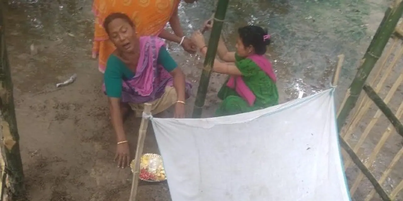 <p>A BJP worker allegedly died at hands of police when he was in custody. The family members of the victim buried the body of the BJP worker. They have demanded a CBI investigation. The place where the body is buried is surrounded by bamboo barricades. Villagers are guarding the place by taking turns. The incident took place in Itahar, North Dinajpur.<br /> </p> <p>A BJP worker allegedly died at hands of police when he was in custody. The family members of the victim buried the body of the BJP worker. They have demanded a CBI investigation. The place where the body is buried is surrounded by bamboo barricades. Villagers are guarding the place by taking turns. The incident took place in Itahar, North Dinajpur.<br /> </p>