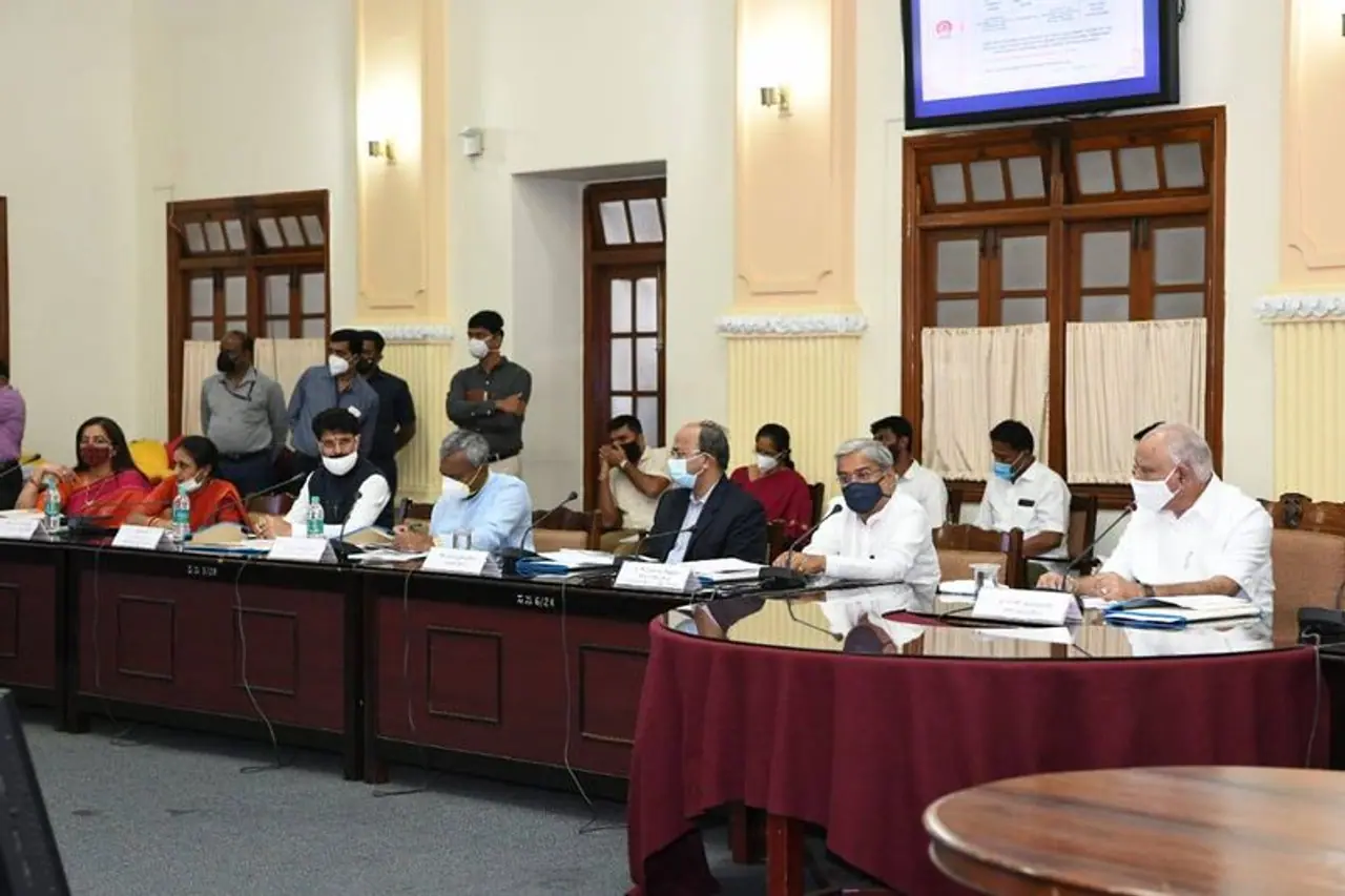 <p>ಕೋವಿಡ್ 19 ಹಿನ್ನಲೆಯಲ್ಲಿ ಈ ಬಾರಿಯ ಮೈಸೂರು ದಸರಾವನ್ನು ಸರಳವಾಗಿ &nbsp;ಆಚರಿಸಲು ಮುಖ್ಯಮಂತ್ರಿ ಬಿಎಸ್ ಯಡಿಯೂರಪ್ಪ ಅಧ್ಯಕ್ಷತೆಯಲ್ಲಿ ನಡೆದ ಉನ್ನತ ಮಟ್ಟದ ಸಮಿತಿ ಸಭೆ ತೀರ್ಮಾನಿಸಿದೆ.</p>