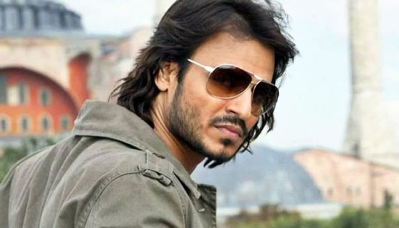 <p>ಈ ಬಾರಿಯ ವ್ಯಾಲೆಂಟೈನ್ಸ್ ಡೇ ಸೆಲೆಬ್ರೇಷನ್ ಕಾರಣದಿಂದ ನಟ ವಿವೇಕ್ ಒಬೆರಾಯ್ ದಂಡ ಕಟ್ಟುವ ಹಾಗಾಗಿದೆ.</p> <p>ಈ ಬಾರಿಯ ವ್ಯಾಲೆಂಟೈನ್ಸ್ ಡೇ ಸೆಲೆಬ್ರೇಷನ್ ಕಾರಣದಿಂದ ನಟ ವಿವೇಕ್ ಒಬೆರಾಯ್ ದಂಡ ಕಟ್ಟುವ ಹಾಗಾಗಿದೆ.</p>