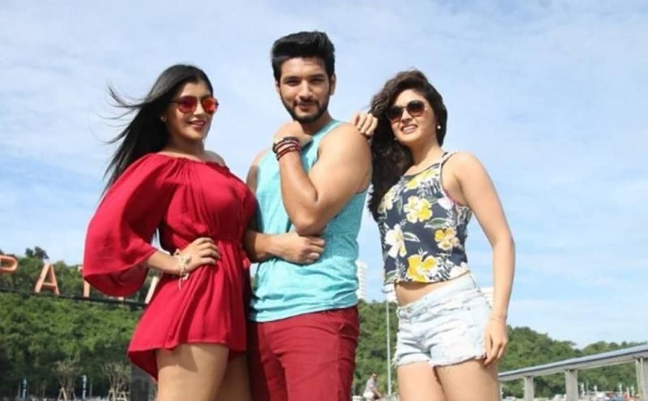 <p>'ஹரஹர மஹாதேவகி' அடல்ட் படத்தை எடுத்த சந்தோஷ் பி.ஜெயக்குமாரின் அடுத்த படம் 'இருட்டு அறையில் முரட்டு குத்து' என்ற படத்தை இரண்டாவதாக இயக்கினர்.</p>