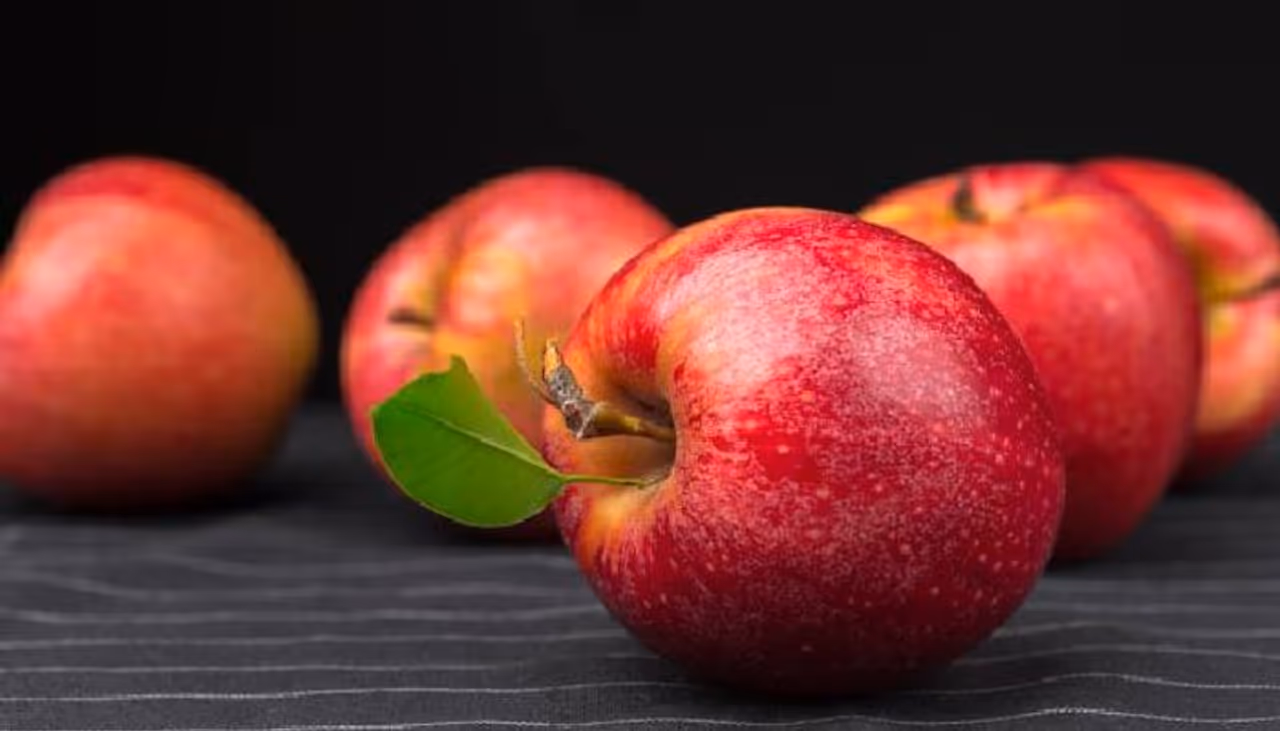 <p>ആപ്പിളാണ് ഈ പട്ടികയിലെ ഒന്നാമന്‍. ദിവസവും ഒരു ആപ്പിള്‍ കഴിച്ചാല്‍ ഡോക്ടറെ അകറ്റി നിര്‍ത്താം എന്ന ചൊല്ല് വെറുതെയല്ല. മധുരമുണ്ടെങ്കിലും പ്രമേഹരോഗികള്‍ക്കും ആപ്പിള്‍ ധൈര്യമായി കഴിക്കാം. രക്തത്തിലെ പഞ്ചസാരയുടെ അളവ് നിയന്ത്രിക്കുന്നതിന് സഹായകമാണ് ആപ്പിള്‍. ധാരാളം ഫൈബര്‍ അടങ്ങിയിട്ടുള്ളതിനാല്‍ പ്രമേഹത്തിന് മാത്രമല്ല, ദഹനസംബന്ധമായ പ്രശ്‌നങ്ങള്‍ക്കും ആപ്പിള്‍ പരിഹാരമാണ്.</p>