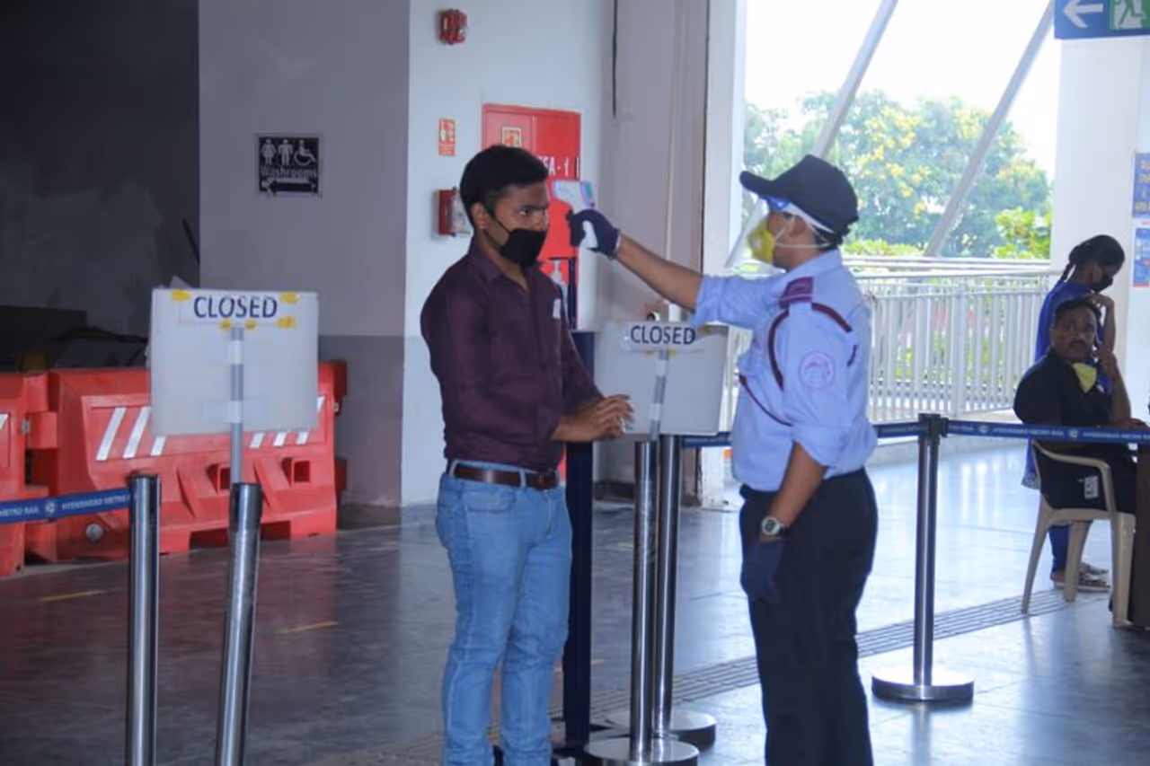 <p>హైదరాబాద్ మెట్రో స్టేషన్ లో ప్రయాణికులకు పరీక్షలు </p> <p>హైదరాబాద్ మెట్రో స్టేషన్ లో ప్రయాణికులకు పరీక్షలు </p>