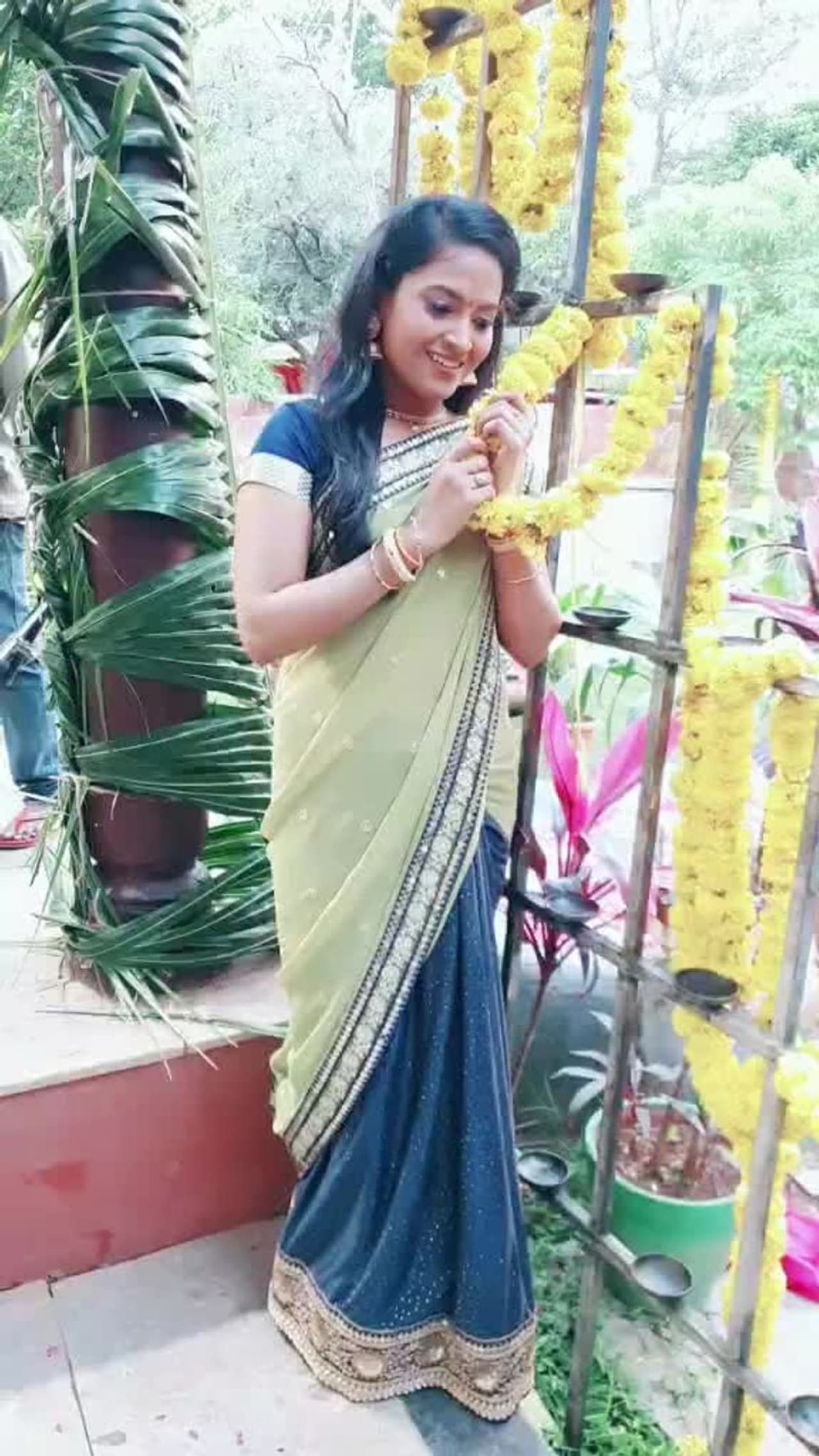 <p>மனசு மம்தா என்ற சீரியலில் மூலம் பிரபலமானவர் தெலுங்கு சீரியல் நடிகை ஸ்ரவாணி.</p> <p>மனசு மம்தா என்ற சீரியலில் மூலம் பிரபலமானவர் தெலுங்கு சீரியல் நடிகை ஸ்ரவாணி.</p>