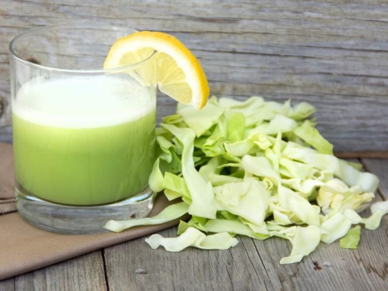 <p>ಆಪಲ್ ಸಿಪ್ಪೆಗಳು ವಿಟಮಿನ್ ಮತ್ತು ಖನಿಜಗಳಿಂದ ಸಮೃದ್ಧವಾಗಿವೆ, ವಿಶೇಷವಾಗಿ ವಿಟಮಿನ್ ಸಿ ಇದು ರೋಗ ನಿರೋಧಕ ಶಕ್ತಿಯನ್ನು ಹೆಚ್ಚಿಸಲು ಸಹಾಯ ಮಾಡುತ್ತದೆ ಮತ್ತು ಚರ್ಮದ ಆರೋಗ್ಯವನ್ನು ಕಾಪಾಡಿಕೊಳ್ಳುತ್ತದೆ. ಆಪಲ್ ಸಿಪ್ಪೆಗಳನ್ನು ಕೆಲವು ಆರೋಗ್ಯಕರ, ಕೆಲವು ಟೇಸ್ಟಿ ರೆಸಿಪಿಯಾಗಿ ಪರಿವರ್ತಿಸಬಹುದು, ಅದು ನಿಮ್ಮನ್ನು ಸಿಪ್ಪೆಯನ್ನು ಇಷ್ಟಪಡುವಂತೆ ಮಾಡುತ್ತದೆ. ಕೆಲವು ಆರೋಗ್ಯಕರ ಮತ್ತು ಟೇಸ್ಟಿ ರೆಸಿಪಿ ಇಲ್ಲಿವೆ.</p> <p>ಆಪಲ್ ಸಿಪ್ಪೆಗಳು ವಿಟಮಿನ್ ಮತ್ತು ಖನಿಜಗಳಿಂದ ಸಮೃದ್ಧವಾಗಿವೆ, ವಿಶೇಷವಾಗಿ ವಿಟಮಿನ್ ಸಿ ಇದು ರೋಗ ನಿರೋಧಕ ಶಕ್ತಿಯನ್ನು ಹೆಚ್ಚಿಸಲು ಸಹಾಯ ಮಾಡುತ್ತದೆ ಮತ್ತು ಚರ್ಮದ ಆರೋಗ್ಯವನ್ನು ಕಾಪಾಡಿಕೊಳ್ಳುತ್ತದೆ. ಆಪಲ್ ಸಿಪ್ಪೆಗಳನ್ನು ಕೆಲವು ಆರೋಗ್ಯಕರ, ಕೆಲವು ಟೇಸ್ಟಿ ರೆಸಿಪಿಯಾಗಿ ಪರಿವರ್ತಿಸಬಹುದು, ಅದು ನಿಮ್ಮನ್ನು ಸಿಪ್ಪೆಯನ್ನು ಇಷ್ಟಪಡುವಂತೆ ಮಾಡುತ್ತದೆ. ಕೆಲವು ಆರೋಗ್ಯಕರ ಮತ್ತು ಟೇಸ್ಟಿ ರೆಸಿಪಿ ಇಲ್ಲಿವೆ.</p>