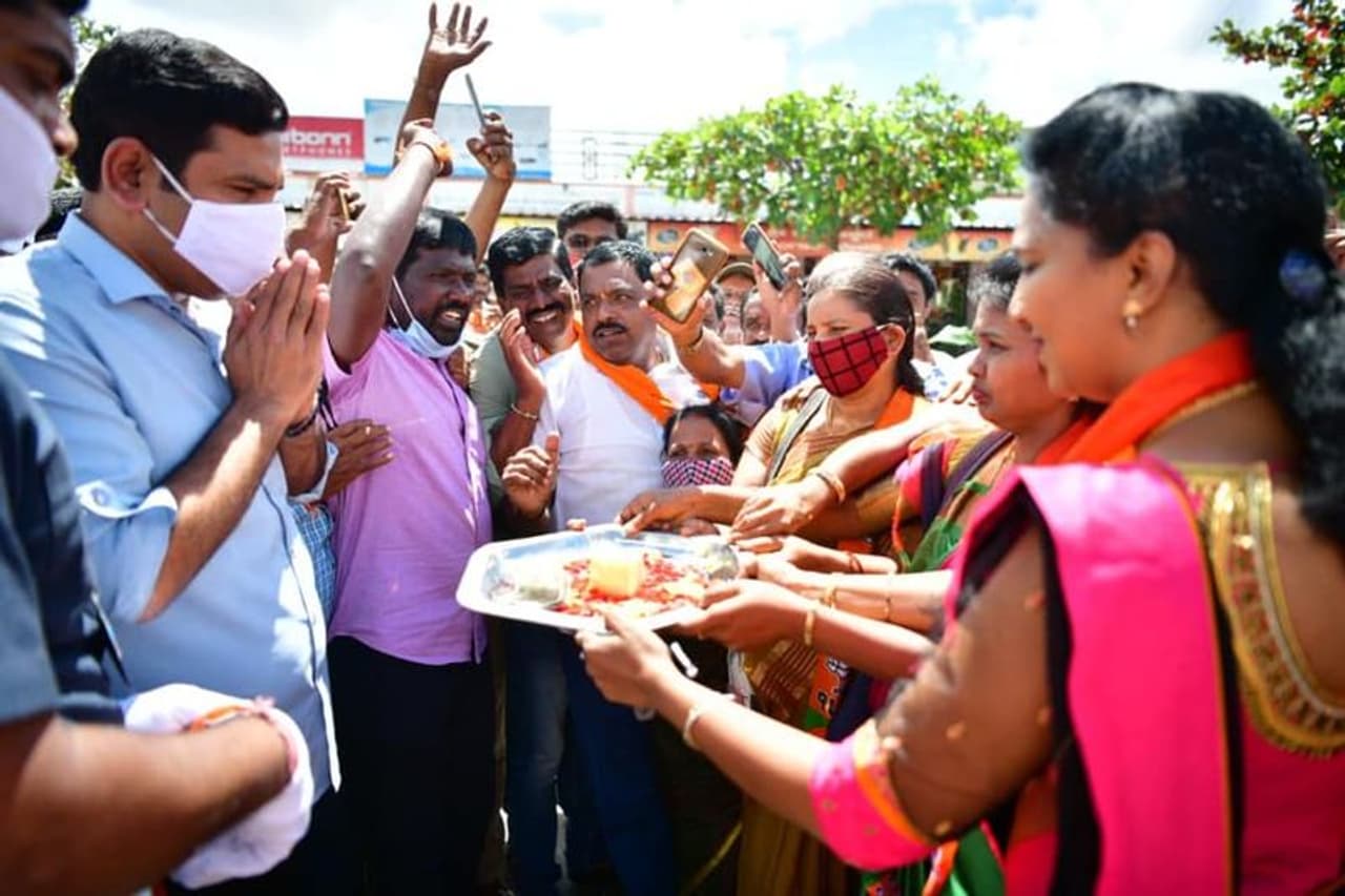 <p>ರಾಜ್ಯ ಬಿಜೆಪಿ ಉಪಾಧ್ಯಕ್ಷ ಬಿ.ವೈ ವಿಜಯೇಂದ್ರ ಅವರು ಒಂದೇ ತಿಂಗಳಲ್ಲಿ 2ನೇ ಮೈಸೂರು ಜಿಲ್ಲಾ ಪ್ರವಾಸ ಕೈಗೊಂಡಿರುವುದರ ಹಿಂದಿನ ಗುಟ್ಟು ರಟ್ಟಾಗಿದೆ.</p>