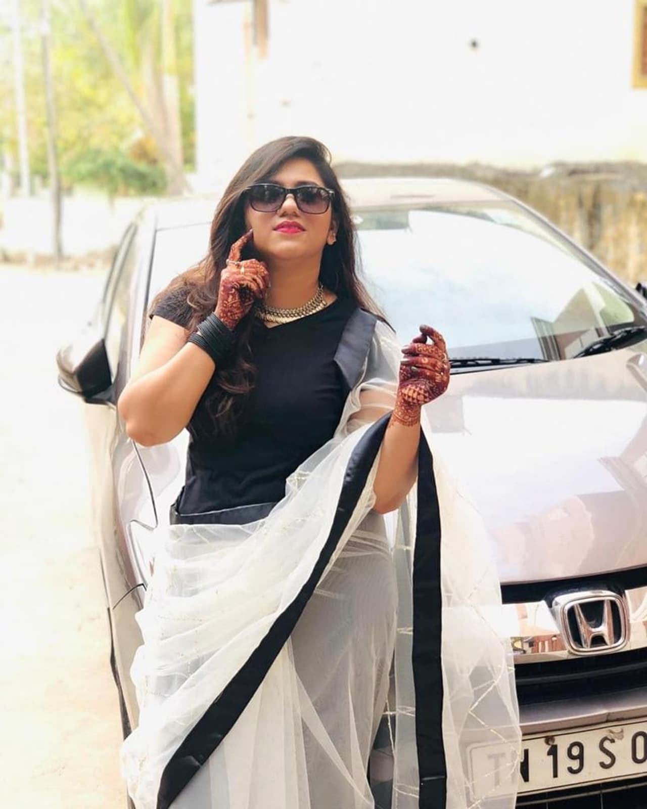 <p>கலைஜர் தொலைக்காட்சியில் ஒளிபரப்பான மானாட மயிலாட நிகழ்ச்சி மூலம் பிரபலமானவர் ஸ்வேதா சுப்ரமணியம்.&nbsp;</p>