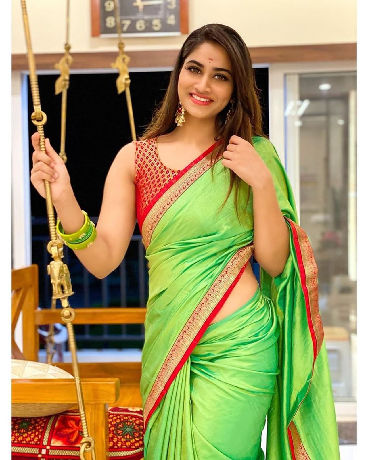 <p>விஜய் தொலைக்காட்சியில் ஒளிபரப்பான பகல் நிலவு சீரியல் மூலமாக ரசிகர்கள் மத்தியில் பிரபலமானவர் ஷிவானி நாராயணன். அதன் பின்னர் கடைகுட்டி சிங்கம் சீரியலில் நடிக்க தொடங்கிய ஷிவானி ஒரு மாதத்திலேயே அந்த சீரியலில் இருந்து விலகி ரசிகர்களுக்கு அதிர்ச்சி கொடுத்தார். <br /> </p> <p>விஜய் தொலைக்காட்சியில் ஒளிபரப்பான பகல் நிலவு சீரியல் மூலமாக ரசிகர்கள் மத்தியில் பிரபலமானவர் ஷிவானி நாராயணன். அதன் பின்னர் கடைகுட்டி சிங்கம் சீரியலில் நடிக்க தொடங்கிய ஷிவானி ஒரு மாதத்திலேயே அந்த சீரியலில் இருந்து விலகி ரசிகர்களுக்கு அதிர்ச்சி கொடுத்தார். <br /> </p>