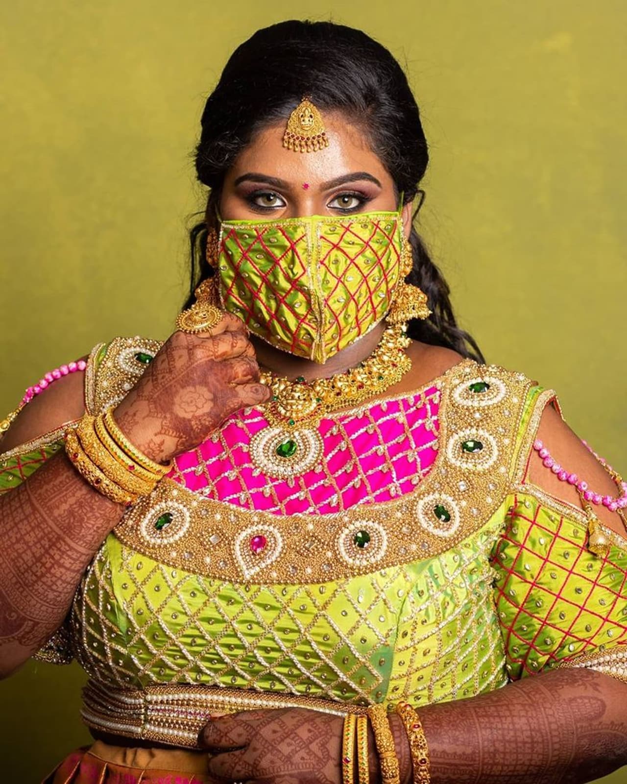 <p>மேட்சிங் மாஸ்க் கொண்டு முகத்தை கவர் செய்த இந்திரஜா </p> <p>மேட்சிங் மாஸ்க் கொண்டு முகத்தை கவர் செய்த இந்திரஜா </p>