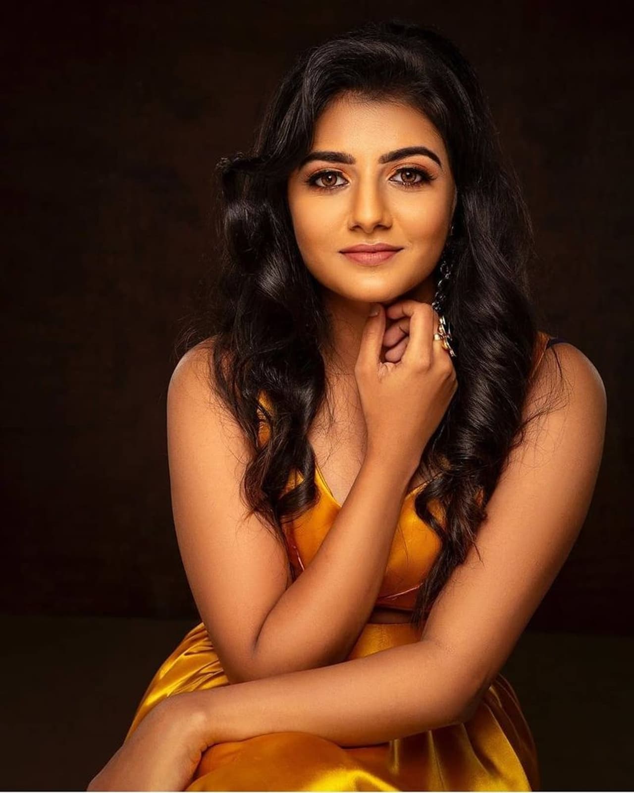 <p>கோல்டன் டிரஸ்ஸில் அட்டகாசமான போட்டோஷூட்<br />&nbsp;</p>