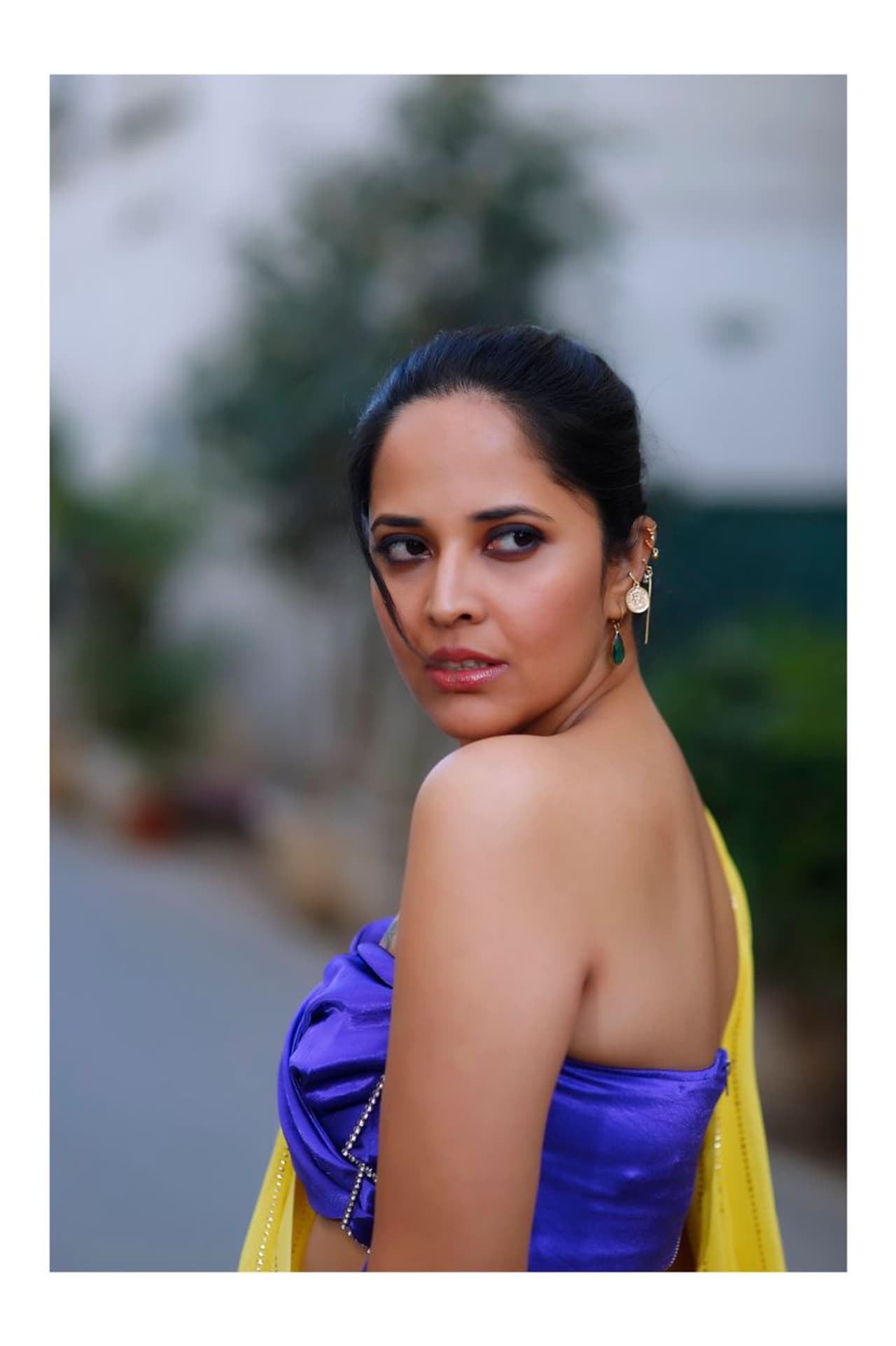 <p style="text align: justify;">అనసూయ అందానికి ఎవరైనా పడిపోవాల్సిందా. నిలువెత్తు అందాలతో కవ్వించే ఈ పొడుగు యాంకర్ కి తెలుగు రాష్ట్రాలలో బీభత్సమైన ఫాలోయింగ్ ఉంది. స్టార్ హీరోయిన్స్ కి ఏమాత్రం తగ్గని క్రేజ్ ఆమెది. యాంకర్ గా, నటిగా పరిశ్రమలలో దూసుకుపోతున్న ఈ సుందరి కోసం పడిచచ్చే వాళ్ళు ఎందరో ఉన్నారు. </p> <p style="text align: justify;">అనసూయ అందానికి ఎవరైనా పడిపోవాల్సిందా. నిలువెత్తు అందాలతో కవ్వించే ఈ పొడుగు యాంకర్ కి తెలుగు రాష్ట్రాలలో బీభత్సమైన ఫాలోయింగ్ ఉంది. స్టార్ హీరోయిన్స్ కి ఏమాత్రం తగ్గని క్రేజ్ ఆమెది. యాంకర్ గా, నటిగా పరిశ్రమలలో దూసుకుపోతున్న ఈ సుందరి కోసం పడిచచ్చే వాళ్ళు ఎందరో ఉన్నారు. </p>