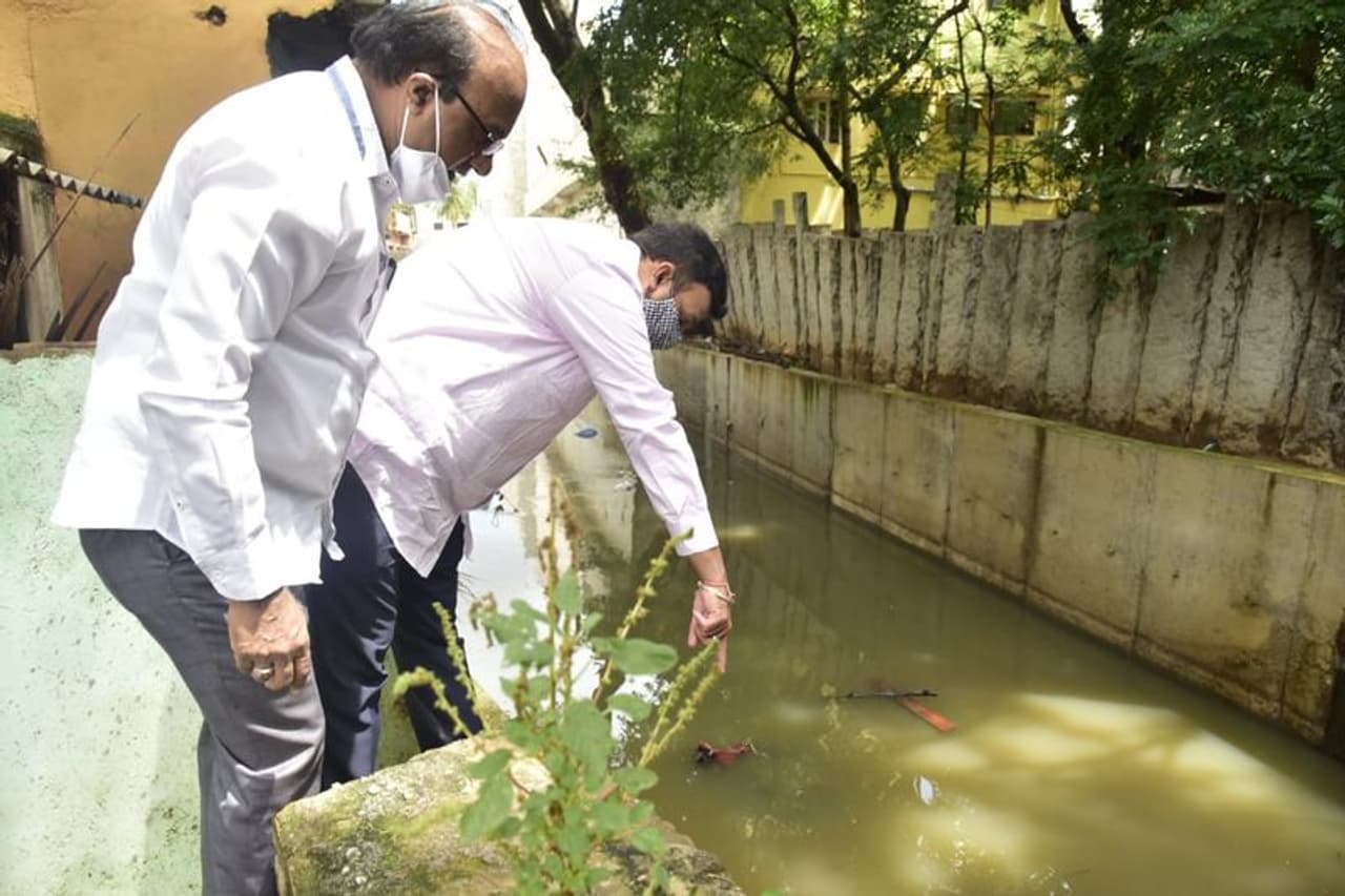 <p>ಹೆಣ್ಣೂರು, ಕೆ.ಆರ್.ಪುರ ಸೇರಿದಂತೆ ಇನ್ನಿತರ ಮಳೆ ಹಾನಿ ಪ್ರದೇಶಗಳಿಗೆ ಪರಿಶೀಲನೆ ನಡೆಸಿದ ಆಯುಕ್ತ ಗೌತಮ್ ಕುಮಾರ್ </p> <p>ಹೆಣ್ಣೂರು, ಕೆ.ಆರ್.ಪುರ ಸೇರಿದಂತೆ ಇನ್ನಿತರ ಮಳೆ ಹಾನಿ ಪ್ರದೇಶಗಳಿಗೆ ಪರಿಶೀಲನೆ ನಡೆಸಿದ ಆಯುಕ್ತ ಗೌತಮ್ ಕುಮಾರ್ </p>