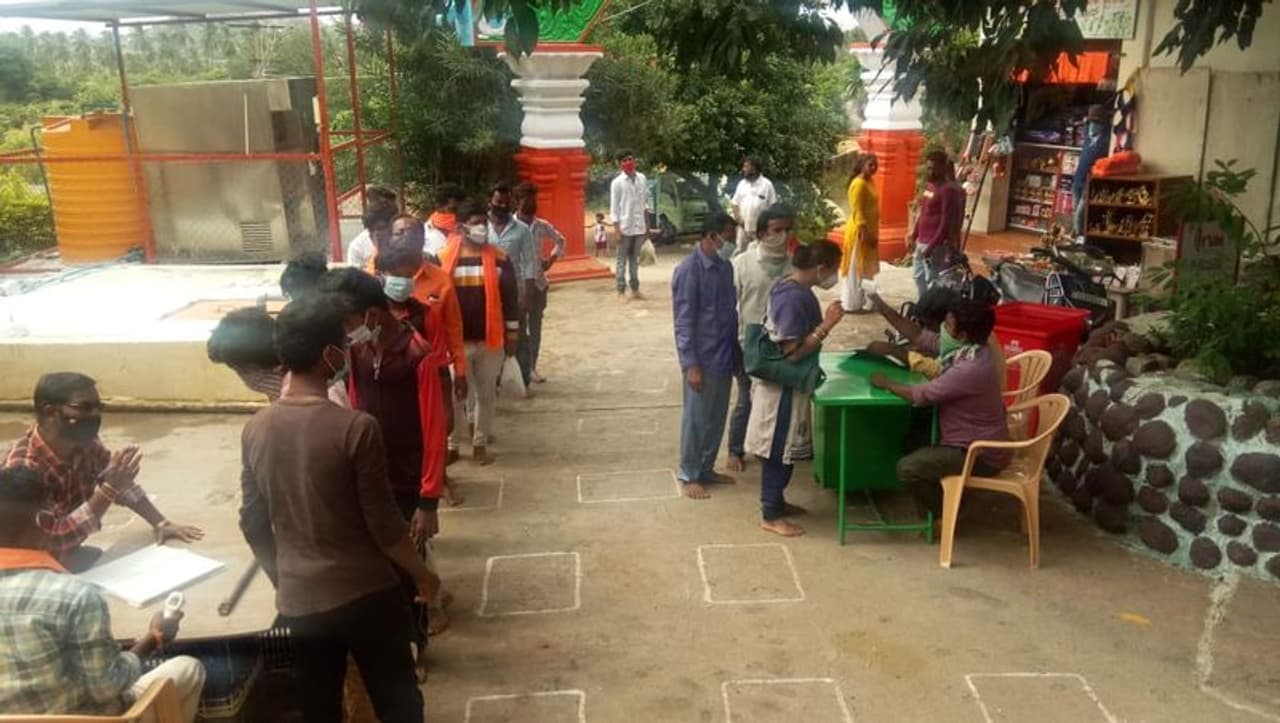 <p>ಒಂದು ತಿಂಗಳಿನಿಂದ ಲಾಕ್ಡೌನ್ ಸಡಿಲಗೊಳಿಸಿದ್ದರಿಂದ ಈಗ ದರ್ಶನಕ್ಕೆ ಮುಂದಾದ ಭಕ್ತರು </p> <p>ಒಂದು ತಿಂಗಳಿನಿಂದ ಲಾಕ್ಡೌನ್ ಸಡಿಲಗೊಳಿಸಿದ್ದರಿಂದ ಈಗ ದರ್ಶನಕ್ಕೆ ಮುಂದಾದ ಭಕ್ತರು </p>