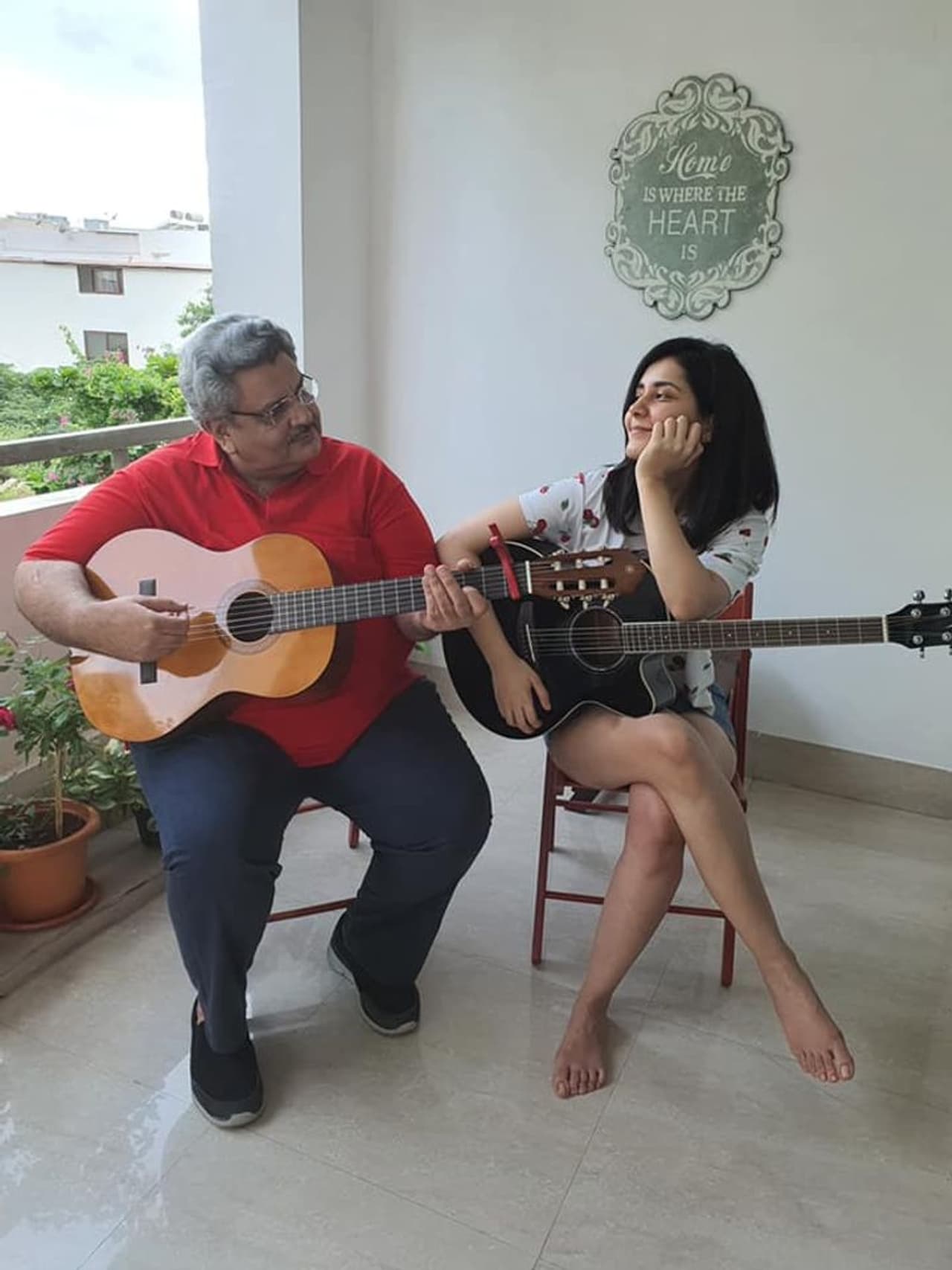 <p style="text align: justify;">తాజాగా తండ్రి రాజ్ కె. కన్నాతో కలిసి గిటార్ వాయిస్తోంది. ఆయన గిటార్ప్లే చేస్తుండగా, తాను కూడా గిటార్ పట్టుకుని ప్లే చేసే ప్రయత్నం చేస్తుంది. ఈ సందర్భంగా తీసుకున్న ఫోటోలను తన ఫేస్బుక్ ఖాతా ద్వారా పంచుకుంది. ఇందులో పాపాతో కలిసి సరదాగా ఉన్న ఫోటోలు విశేషంగా ఆకట్టుకుంటున్నాయి. </p> <p style="text align: justify;">తాజాగా తండ్రి రాజ్ కె. కన్నాతో కలిసి గిటార్ వాయిస్తోంది. ఆయన గిటార్ప్లే చేస్తుండగా, తాను కూడా గిటార్ పట్టుకుని ప్లే చేసే ప్రయత్నం చేస్తుంది. ఈ సందర్భంగా తీసుకున్న ఫోటోలను తన ఫేస్బుక్ ఖాతా ద్వారా పంచుకుంది. ఇందులో పాపాతో కలిసి సరదాగా ఉన్న ఫోటోలు విశేషంగా ఆకట్టుకుంటున్నాయి. </p>