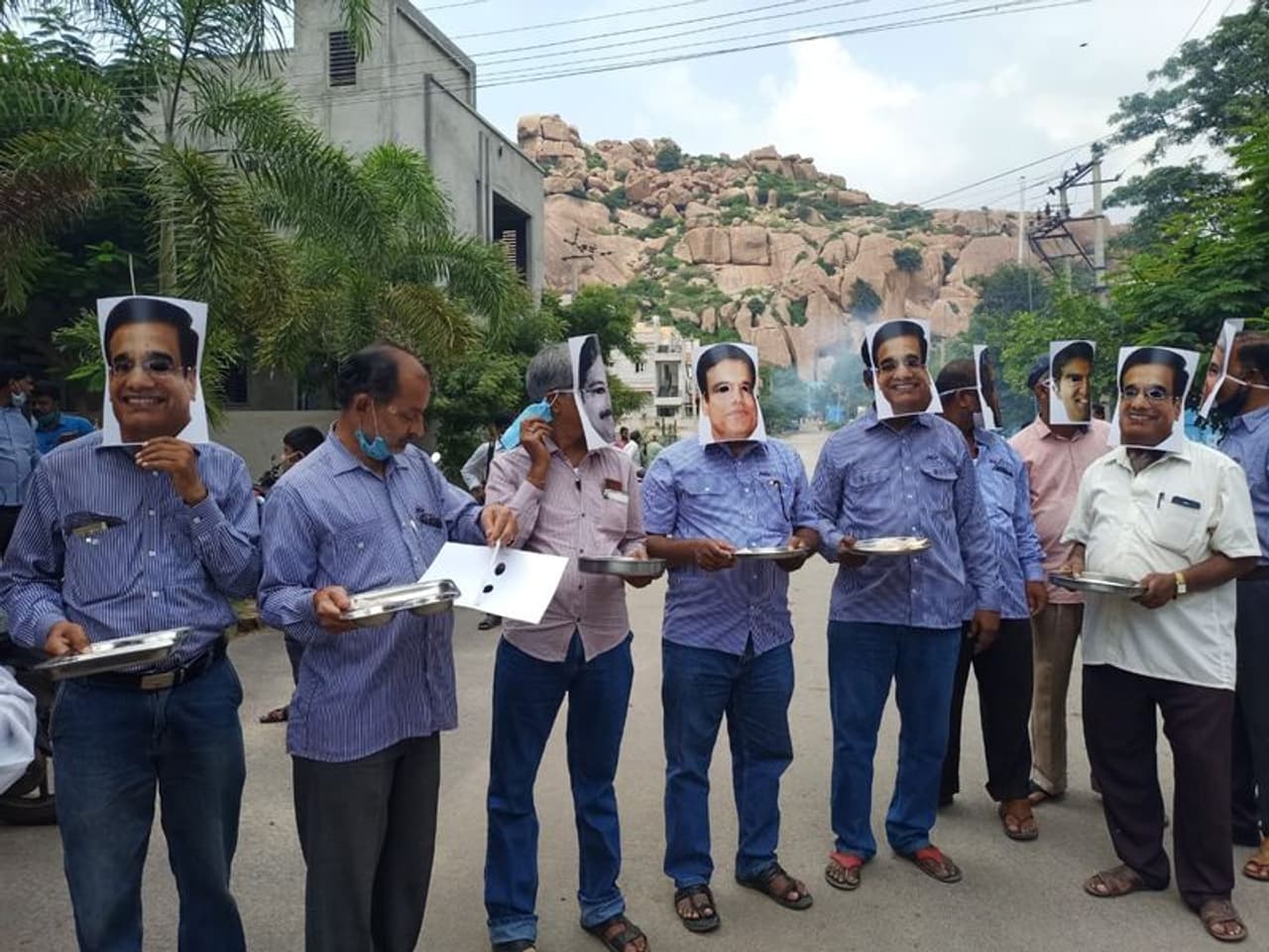 <p>ಜಿಂದಾಲ್ನ ಮುಖ್ಯಸ್ಥ ಸಜ್ಜನ್ ಜಿಂದಾಲ್ ಸೇರಿದಂತೆ ವಿವಿಧ ಅಧಿಕಾರಿಗಳ ಮುಖವಾಡ ಧರಿಸಿ ಭಿಕ್ಷಾಟನೆ ಮಾಡಿದ ಕೆಲಸ ವಂಚಿತ ನೌಕರರು</p> <p>ಜಿಂದಾಲ್ನ ಮುಖ್ಯಸ್ಥ ಸಜ್ಜನ್ ಜಿಂದಾಲ್ ಸೇರಿದಂತೆ ವಿವಿಧ ಅಧಿಕಾರಿಗಳ ಮುಖವಾಡ ಧರಿಸಿ ಭಿಕ್ಷಾಟನೆ ಮಾಡಿದ ಕೆಲಸ ವಂಚಿತ ನೌಕರರು</p>