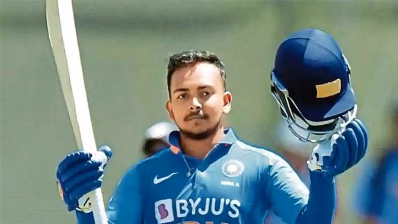 <p>రెండేళ్ల క్రితం భారత జట్టులో ఓ సంచలనంలా దూసుకొచ్చాడు పృథ్వీషా... ఆరంగ్రేటం టెస్టులోనే సెంచరీతో చెలరేగాడు...</p> <p>రెండేళ్ల క్రితం భారత జట్టులో ఓ సంచలనంలా దూసుకొచ్చాడు పృథ్వీషా... ఆరంగ్రేటం టెస్టులోనే సెంచరీతో చెలరేగాడు...</p>