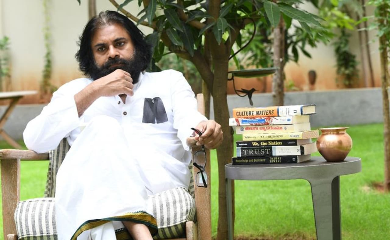 <p>హైదరాబాద్: అంతర్వేది లక్ష్మీ నరసింహ స్వామి వారి రథం దగ్ధం ఘటన నేపథ్యంలో జనసేన బిజెపి సంయుక్తంగా బుధవారం ఉదయం 10 గంటల నుంచి ధర్మ పరిరక్షణ దీక్షకు పిలుపునిచ్చిన విషయం తెలిసిందే. ఈ నేపథ్యంలో జనసేన అధ్యక్షులు పవన్ కళ్యాణ్ హైదరాబాదులోని తన నివాసంలో ధర్మ పరిరక్షణ దీక్షను చేపట్టారు.</p><p> </p> <p>హైదరాబాద్: అంతర్వేది లక్ష్మీ నరసింహ స్వామి వారి రథం దగ్ధం ఘటన నేపథ్యంలో జనసేన బిజెపి సంయుక్తంగా బుధవారం ఉదయం 10 గంటల నుంచి ధర్మ పరిరక్షణ దీక్షకు పిలుపునిచ్చిన విషయం తెలిసిందే. ఈ నేపథ్యంలో జనసేన అధ్యక్షులు పవన్ కళ్యాణ్ హైదరాబాదులోని తన నివాసంలో ధర్మ పరిరక్షణ దీక్షను చేపట్టారు.</p><p> </p>