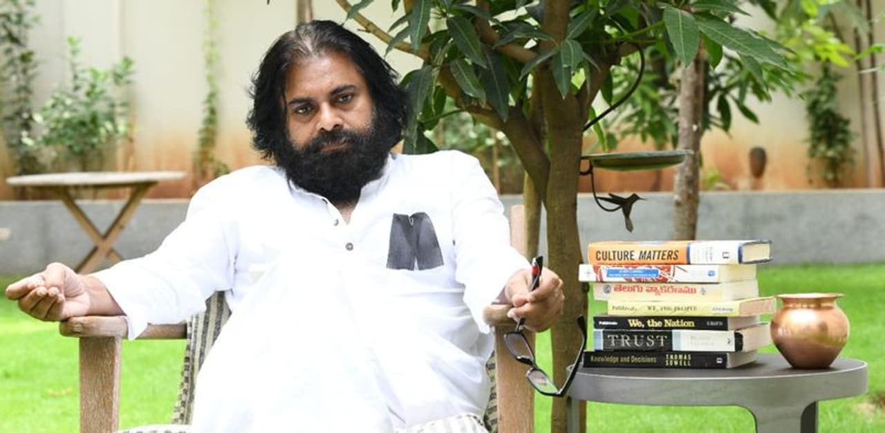 <p>“సినిమా అనేది స‌మ‌ష్టి కృషి. బ‌య‌టి నుంచి చూసేవాళ్ల‌కు కోట్ల‌కు కోట్లు క‌నిపిస్తాయి. కానీ ఓ సినిమా పోతే నిర్మాత ఆస్తుల్ని అమ్ముకోవాల్సివ‌స్తుంది. `ఆరెంజ్‌` సినిమా పోతే.. అన్న‌య్య నాగ‌బాబు ఆస్తుల్ని అమ్ముకున్నాడు. మేం త‌లో చేయి వేసి బ‌య‌ట ప‌డేశాం అన్నారు పవన్.</p>