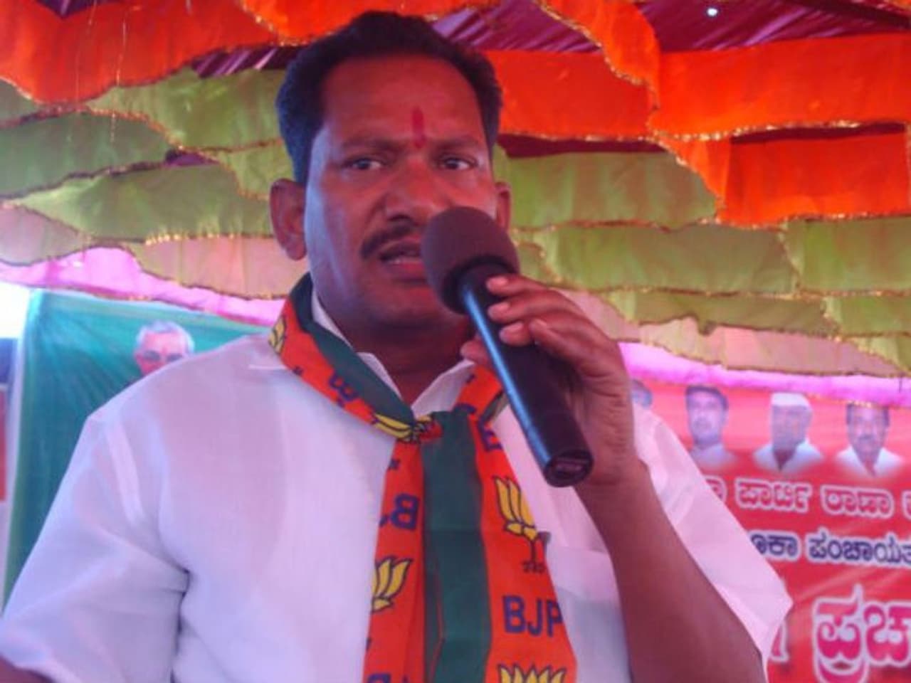 <p>Karnataka Animal husbandry minister Prabhu Chavan has tested positive for COVID 19, official sources said on Thursday (September 10).</p>