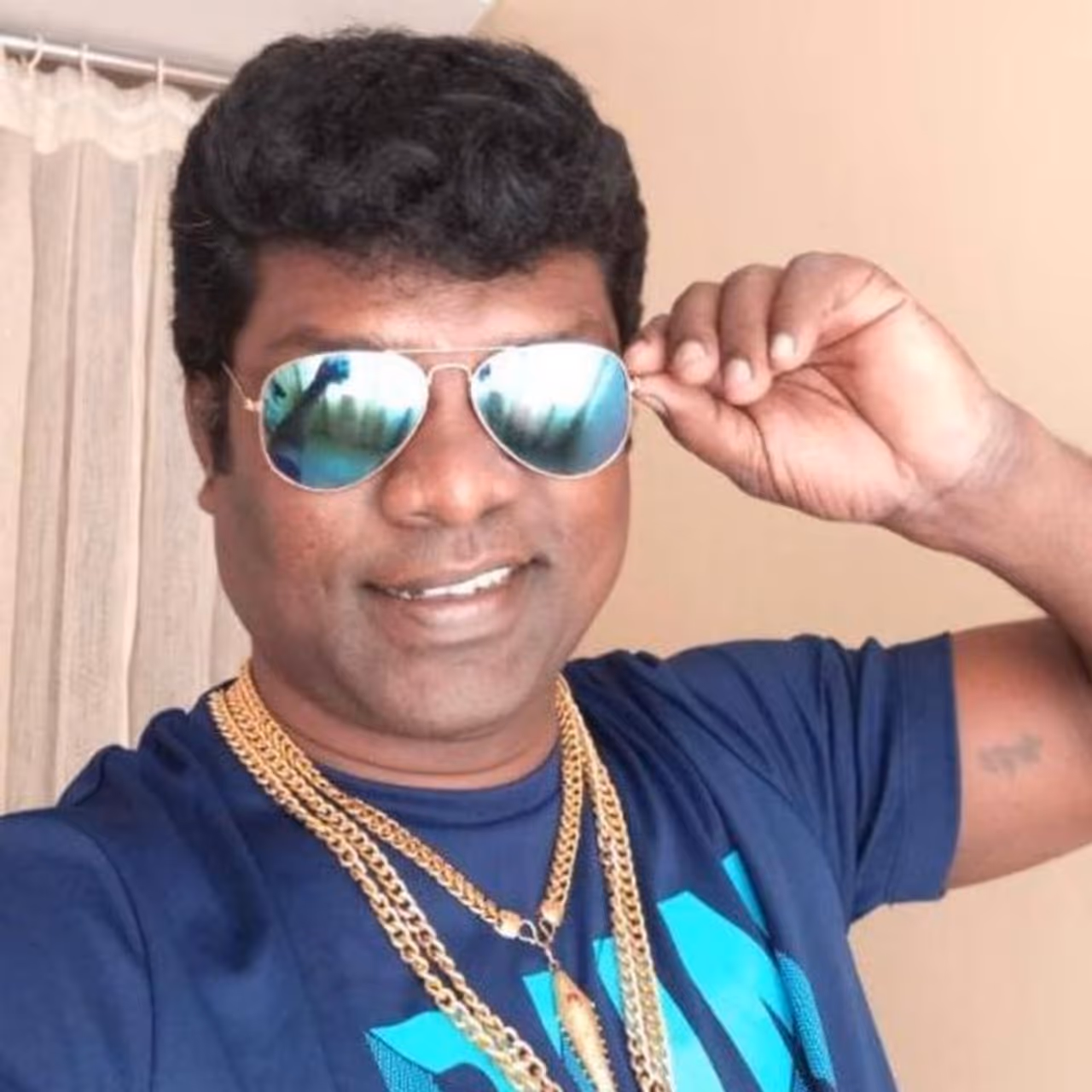 <p>45 வயதே ஆகும் வடிவேல் பாலாஜிக்கு, கடந்த சில நாட்களுக்கு முன் திடீர் என மாரடைப்பு ஏற்பட்டுள்ளது. இதன் காரணமாக பக்கவாதத்தால் பாதிக்கப்பட்டுள்ளார் வடிவேல் பாலாஜி.&nbsp;</p>