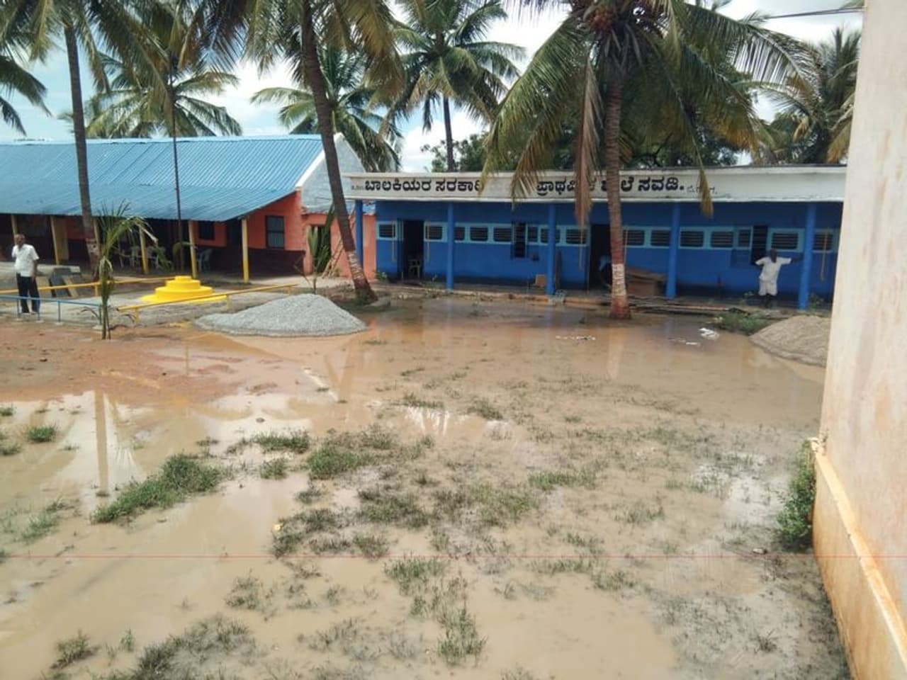 <p>ಸವಡಿ ಗ್ರಾಮದ ಹಳೇ ಮಠದ ಹಿಂದುಗಡೆ ಇರುವ ಜಮೀನುಗಳ ನೀರು ಭಾರೀ ಪ್ರಮಾಣದಲ್ಲಿ ರಭಸವಾಗಿ ಹರಿದು, ಶಾಲಾ ಮೈದಾನದಲ್ಲಿ ಶೇಖರಣೆಗೊಂಡು, ಬಳಿಕ ಕೊಠಡಿಯೊಳ ನುಗ್ಗಿದೆ. ಈ ವೇಳೆ ಕೆಲ ಕೊಠಡಿಯಲ್ಲಿನ ಸಣ್ಣ ಪುಟ್ಟ ಪುಸ್ತಕಗಳು, ನೋಟ್ ಬುಕ್, ಕಟ್ಟಿಗೆಯ ಡೆಸ್ಕ್, ಬಾಕ್ ಸೇರಿದಂತೆ ವಿವಿಧ ಸಾಮಗ್ರಿಗಳು ನೀರು ನೆನದು ಹಾಳಾಗಿವೆ.</p> <p>ಸವಡಿ ಗ್ರಾಮದ ಹಳೇ ಮಠದ ಹಿಂದುಗಡೆ ಇರುವ ಜಮೀನುಗಳ ನೀರು ಭಾರೀ ಪ್ರಮಾಣದಲ್ಲಿ ರಭಸವಾಗಿ ಹರಿದು, ಶಾಲಾ ಮೈದಾನದಲ್ಲಿ ಶೇಖರಣೆಗೊಂಡು, ಬಳಿಕ ಕೊಠಡಿಯೊಳ ನುಗ್ಗಿದೆ. ಈ ವೇಳೆ ಕೆಲ ಕೊಠಡಿಯಲ್ಲಿನ ಸಣ್ಣ ಪುಟ್ಟ ಪುಸ್ತಕಗಳು, ನೋಟ್ ಬುಕ್, ಕಟ್ಟಿಗೆಯ ಡೆಸ್ಕ್, ಬಾಕ್ ಸೇರಿದಂತೆ ವಿವಿಧ ಸಾಮಗ್ರಿಗಳು ನೀರು ನೆನದು ಹಾಳಾಗಿವೆ.</p>