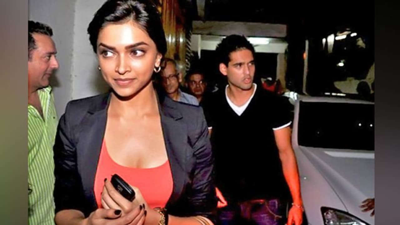 <p style="text align: justify;">రణ్వీర్ సింగ్ ని ప్రేమ వివాహం చేసుకున్న దీపికా ప్రస్తుతం హ్యాపీ లైఫ్ లీడ్ చేస్తుంది. బాలీవుడ్ క్రేజీ కపుల్ గా ఉన్న వీరి గతం గురించి మీడియాలో అప్పుడప్పుడు కథనాలు వస్తూనే ఉంటాయి.</p> <p style="text align: justify;">రణ్వీర్ సింగ్ ని ప్రేమ వివాహం చేసుకున్న దీపికా ప్రస్తుతం హ్యాపీ లైఫ్ లీడ్ చేస్తుంది. బాలీవుడ్ క్రేజీ కపుల్ గా ఉన్న వీరి గతం గురించి మీడియాలో అప్పుడప్పుడు కథనాలు వస్తూనే ఉంటాయి.</p>