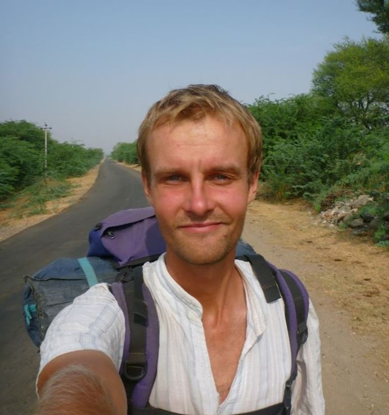 <p>മാർക്കിന്റെ ജീവിതം തന്നെ ഒരു നീണ്ട യാത്രയാണ്. സ്ഥലങ്ങളിൽ നിന്ന് സ്ഥലങ്ങളിലേയ്ക്ക്, രാജ്യങ്ങളിൽ നിന്ന് രാജ്യങ്ങളിലേയ്ക്ക് അദ്ദേഹം സഞ്ചരിച്ചുകൊണ്ടേ ഇരിക്കുന്നു. എല്ലായ്പ്പോഴും യാത്രയോട് അടങ്ങാത്ത അഭിനിവേശമുണ്ടായിരുന്നെങ്കിലും, 2014 മെയ് മാസത്തിലാണ് അദ്ദേഹത്തിന്റെ ഏറ്റവും സാഹസികമായ യാത്ര അദ്ദേഹം ആരംഭിക്കുന്നത്. </p> <p>മാർക്കിന്റെ ജീവിതം തന്നെ ഒരു നീണ്ട യാത്രയാണ്. സ്ഥലങ്ങളിൽ നിന്ന് സ്ഥലങ്ങളിലേയ്ക്ക്, രാജ്യങ്ങളിൽ നിന്ന് രാജ്യങ്ങളിലേയ്ക്ക് അദ്ദേഹം സഞ്ചരിച്ചുകൊണ്ടേ ഇരിക്കുന്നു. എല്ലായ്പ്പോഴും യാത്രയോട് അടങ്ങാത്ത അഭിനിവേശമുണ്ടായിരുന്നെങ്കിലും, 2014 മെയ് മാസത്തിലാണ് അദ്ദേഹത്തിന്റെ ഏറ്റവും സാഹസികമായ യാത്ര അദ്ദേഹം ആരംഭിക്കുന്നത്. </p>