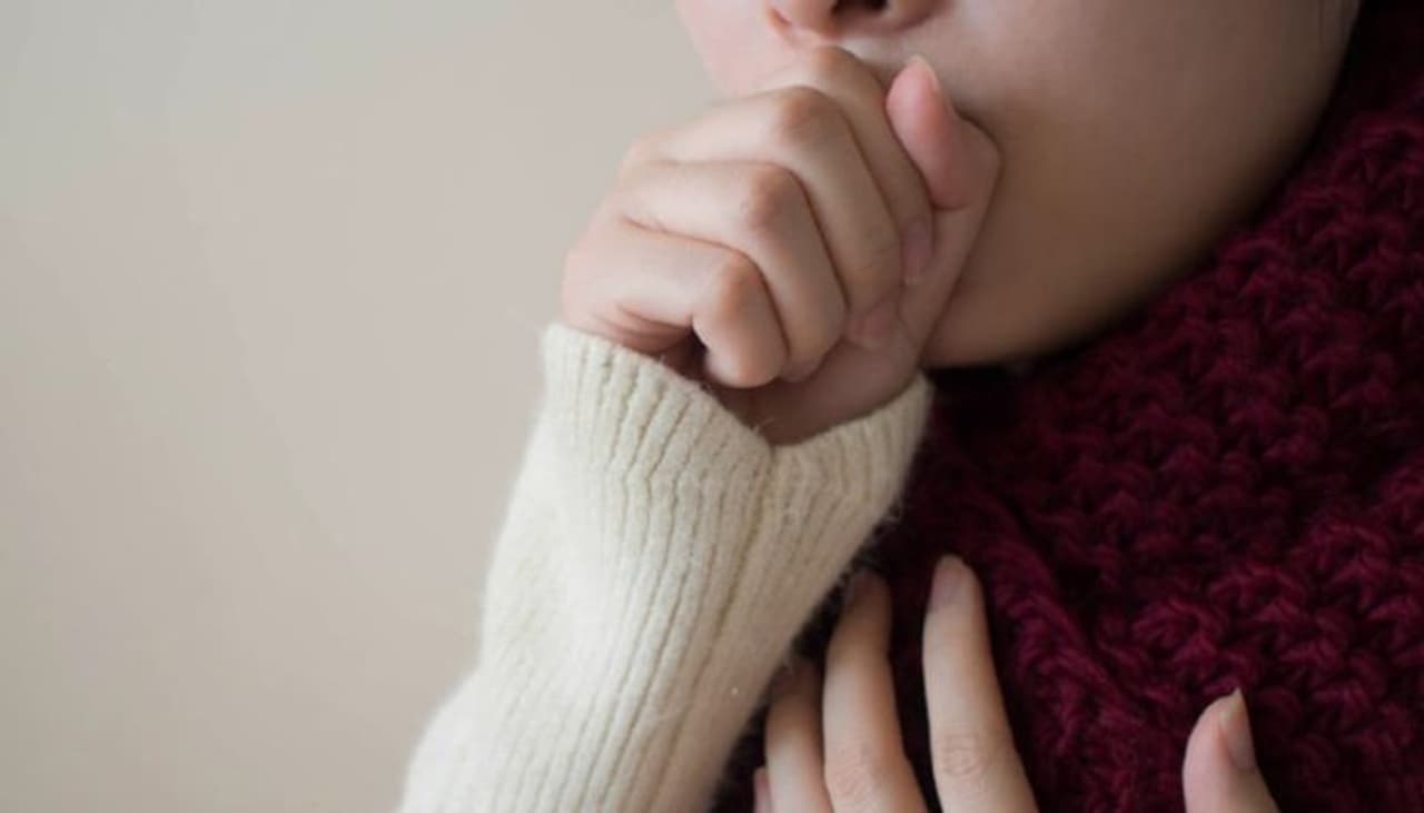 <p>&nbsp;</p><p>കൊവിഡ് ലക്ഷണമായി വരുന്ന ചുമ, സാധാരണഗതിയില്‍ അനുഭവപ്പെടുന്ന ചുമയില്‍ നിന്ന് വ്യത്യസ്തമായിരിക്കും. ഈ വ്യത്യസ്തത തന്നെയാണ് ആദ്യം ശ്രദ്ധിക്കേണ്ടത്. പുകവലിക്കുന്നവരാണെങ്കില്‍ അതിന്റെ ഭാഗമായുണ്ടാകുന്ന ചുമയാണെന്ന് തെറ്റിദ്ധരിക്കാന്‍ സാധ്യതകളേറെയാണ്. അതിനാല്‍ തന്നെ ചുമയിലുള്ള അസാധാരണത്വം മനസിലാക്കി, പരിശോധനയ്ക്ക് വിധേയരാവുക.</p><p>&nbsp;</p>