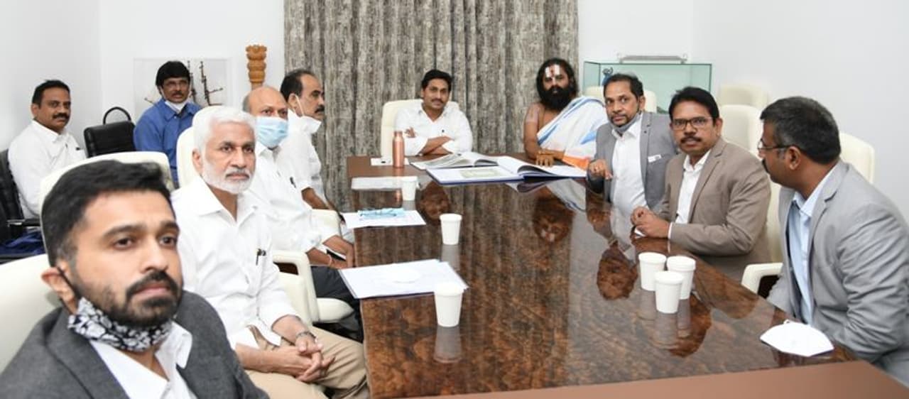 <p>అమరావతి: ఆంధ్ర ప్రదేశ్ లోని ప్రముఖ ఆధ్యాత్మిక శైవక్షేత్రం శ్రీశైలంలో కుమార విహారం పేరుతో నిర్మించనున్న కుమారస్వామి ఆలయ ప్రాజెక్ట్‌ను ఆవిష్కరించేందుకు శృంగేరి శారదాపీఠం ప్రతినిధులు సీఎం వైఎస్‌ జగన్‌ను ఆహ్వానించారు.&nbsp;&nbsp;కుమార విహారం ప్రాజెక్ట్‌లో భాగంగా 16 ఎకరాల విస్తీర్ణంలో కుమారస్వామి దేవాలయాన్ని నిర్మించనుంది శృంగేరి శారదాపీఠం. &nbsp;2022 డిసెంబర్‌ నాటికి ఈ ప్రాజెక్ట్‌ పూర్తిచేయాలనే లక్ష్యంతో ముందుకు వెళుతున్నారు.&nbsp;</p>