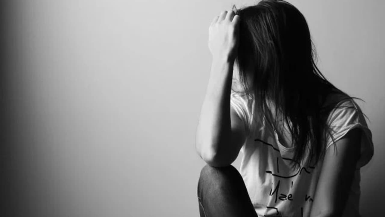 <p>ಹೌದು ಗರ್ಭಾವಸ್ಥೆಯಲ್ಲಿ ಮಹಿಳೆಯರಲ್ಲಿ ಖಿನ್ನತೆ ಸಾಮಾನ್ಯ. ಇದರ ಬಗ್ಗೆ ಹೆಚ್ಚಿನ ಜನ ಮಾಹಿತಿ ನೀಡುವುದಿಲ್ಲ. ಇಂತಹ ಖಿನ್ನತೆಗಳನ್ನೂ ಸಾಮಾನ್ಯವಾಗಿ ಯಾರು ಗಮನಕ್ಕೆ ತೆಗೆದು ಕೊಳ್ಳೋದಿಲ್ಲ. ಇಂತಹ ಸಂದರ್ಭಗಳಲ್ಲೇ ಸಂಸಾರದಲ್ಲಿ ಹೆಚ್ಚು ಭಿನ್ನಾಭಿಪ್ರಾಯ ತಲೆದೋರುತ್ತದೆ. ಹಾಗಾಗಿ ಇಂತಹ ವಿಷಯಗಳನ್ನು ಗಮನದಲ್ಲಿಟ್ಟುಕೊಂಡು ಹೇಗೆ ಖಿನ್ನತೆಯಿಂದ ಹೊರಬರಬಹುದು ಎಂಬುದನ್ನು ತಿಳಿದು ಕೊಳ್ಳಬೇಕು. </p> <p>ಹೌದು ಗರ್ಭಾವಸ್ಥೆಯಲ್ಲಿ ಮಹಿಳೆಯರಲ್ಲಿ ಖಿನ್ನತೆ ಸಾಮಾನ್ಯ. ಇದರ ಬಗ್ಗೆ ಹೆಚ್ಚಿನ ಜನ ಮಾಹಿತಿ ನೀಡುವುದಿಲ್ಲ. ಇಂತಹ ಖಿನ್ನತೆಗಳನ್ನೂ ಸಾಮಾನ್ಯವಾಗಿ ಯಾರು ಗಮನಕ್ಕೆ ತೆಗೆದು ಕೊಳ್ಳೋದಿಲ್ಲ. ಇಂತಹ ಸಂದರ್ಭಗಳಲ್ಲೇ ಸಂಸಾರದಲ್ಲಿ ಹೆಚ್ಚು ಭಿನ್ನಾಭಿಪ್ರಾಯ ತಲೆದೋರುತ್ತದೆ. ಹಾಗಾಗಿ ಇಂತಹ ವಿಷಯಗಳನ್ನು ಗಮನದಲ್ಲಿಟ್ಟುಕೊಂಡು ಹೇಗೆ ಖಿನ್ನತೆಯಿಂದ ಹೊರಬರಬಹುದು ಎಂಬುದನ್ನು ತಿಳಿದು ಕೊಳ್ಳಬೇಕು. </p>