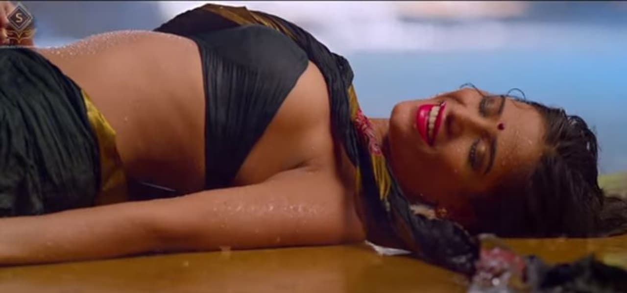 <p>ಗೋವಾ ಸರ್ಕಾರಕ್ಕೆ ಸೇರಿದ ಪ್ರದೇಶದಲ್ಲಿ ಬೆತ್ತಲೆ ಪೋಟೋ ಶೂಟ್ ಮಾಡಿಸಿಕೊಳ್ಳುತ್ತಿದ್ದ ಪೂನಂ ಪಾಂಡೆ ಅವರನ್ನು ಪೊಲೀಸರು ಬಂಧಿಸಿದ್ದಾರೆ.</p> <p>ಗೋವಾ ಸರ್ಕಾರಕ್ಕೆ ಸೇರಿದ ಪ್ರದೇಶದಲ್ಲಿ ಬೆತ್ತಲೆ ಪೋಟೋ ಶೂಟ್ ಮಾಡಿಸಿಕೊಳ್ಳುತ್ತಿದ್ದ ಪೂನಂ ಪಾಂಡೆ ಅವರನ್ನು ಪೊಲೀಸರು ಬಂಧಿಸಿದ್ದಾರೆ.</p>