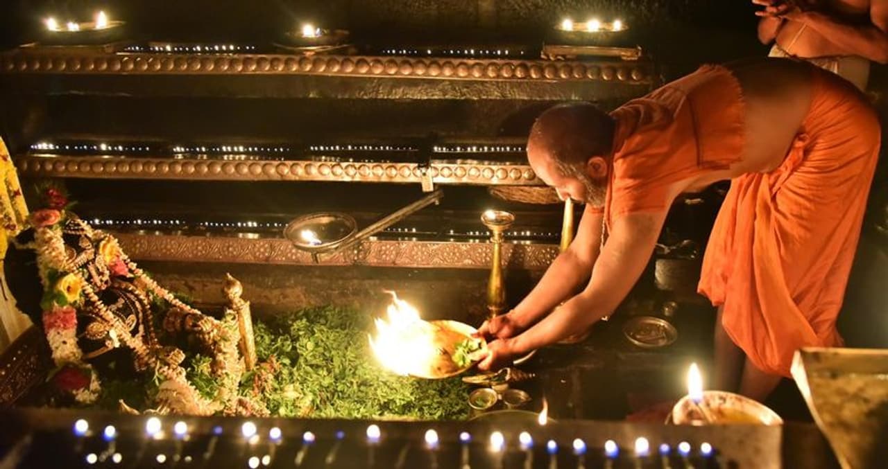 <p>ಕಾಣಿಯೂರು ಮಠದ ಶ್ರೀವಿದ್ಯಾವಲ್ಲಭ ತೀರ್ಥ ಶ್ರೀಪಾದರು ಗುರುವಾರ ಕೃಷ್ಣನಿಗೆ ಹುಟ್ಟುಹಬ್ಬದ ಪ್ರಯುಕ್ತ ಆಕರ್ಷಕವಾದ ಚಿನ್ನದ ತೊಟ್ಟಿಲಿನಲ್ಲಿ ಕೃಷ್ಣನ ಅಲಂಕಾರ ಮಾಡಲಾಗಿತ್ತು. &nbsp;</p>