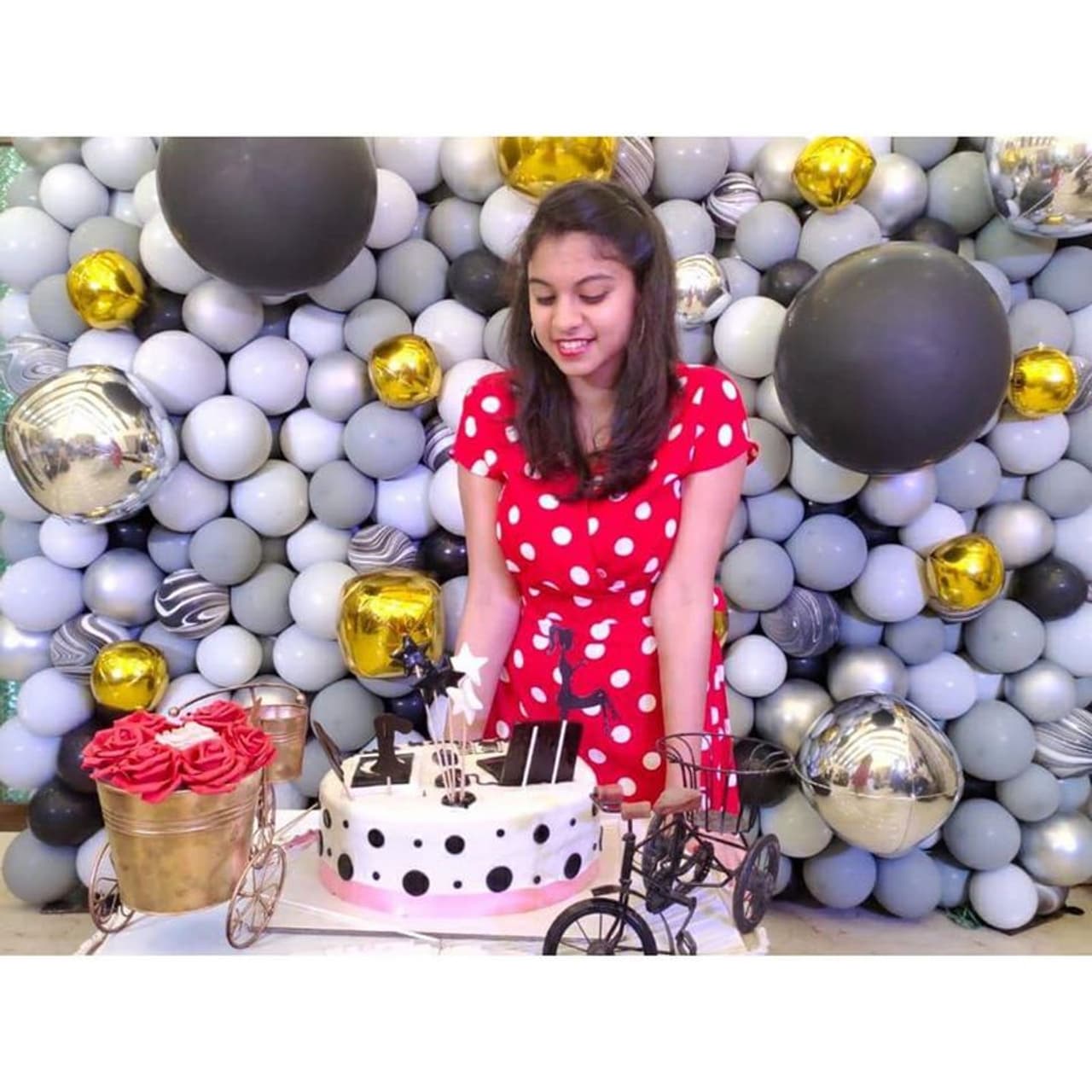 <p>ரோஜா மகள் அன்ஷுமாலிகா பிறந்த நாளில், எடுத்து கொண்ட புகைப்படங்களை, ரோஜா தன்னுடைய இன்ஸ்டாகிராம் பக்கத்தில் பகிர்ந்துள்ளார். அன்ஷுமாலிகா கேக் வெட்டியபோது எடுத்த புகைப்படம்.</p> <p>ரோஜா மகள் அன்ஷுமாலிகா பிறந்த நாளில், எடுத்து கொண்ட புகைப்படங்களை, ரோஜா தன்னுடைய இன்ஸ்டாகிராம் பக்கத்தில் பகிர்ந்துள்ளார். அன்ஷுமாலிகா கேக் வெட்டியபோது எடுத்த புகைப்படம்.</p>