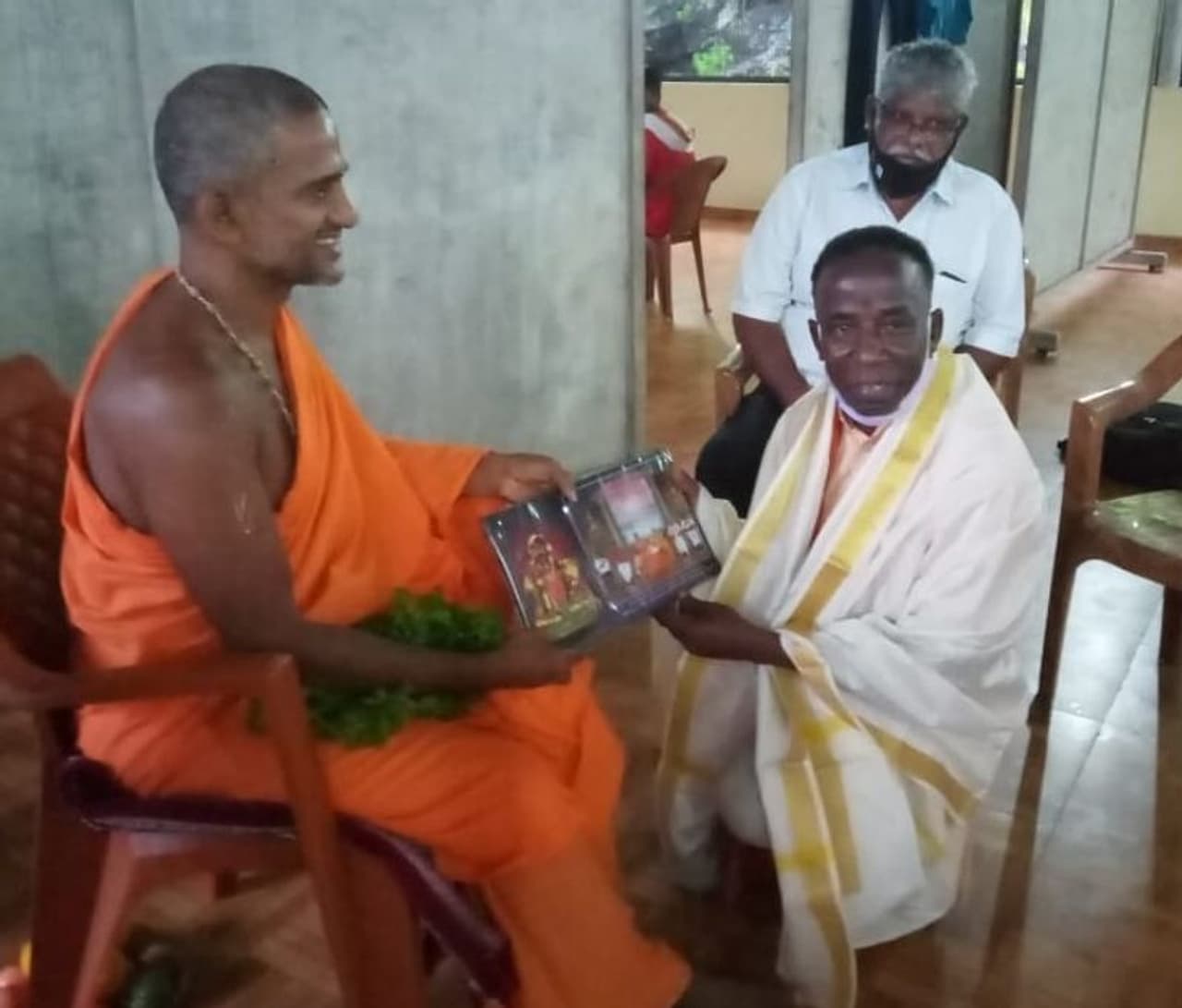 <p>ಪೇಜಾವರ ಶ್ರೀ ಭೇಟಿಯಾದ ರಾಜಕೀಯ ಸಂಚಲನ ಮೂಡಿಸಿದ್ದ ಶಾಂತಾರಾಮ್ ಸಿದ್ದಿ</p> <p>ಪೇಜಾವರ ಶ್ರೀ ಭೇಟಿಯಾದ ರಾಜಕೀಯ ಸಂಚಲನ ಮೂಡಿಸಿದ್ದ ಶಾಂತಾರಾಮ್ ಸಿದ್ದಿ</p>