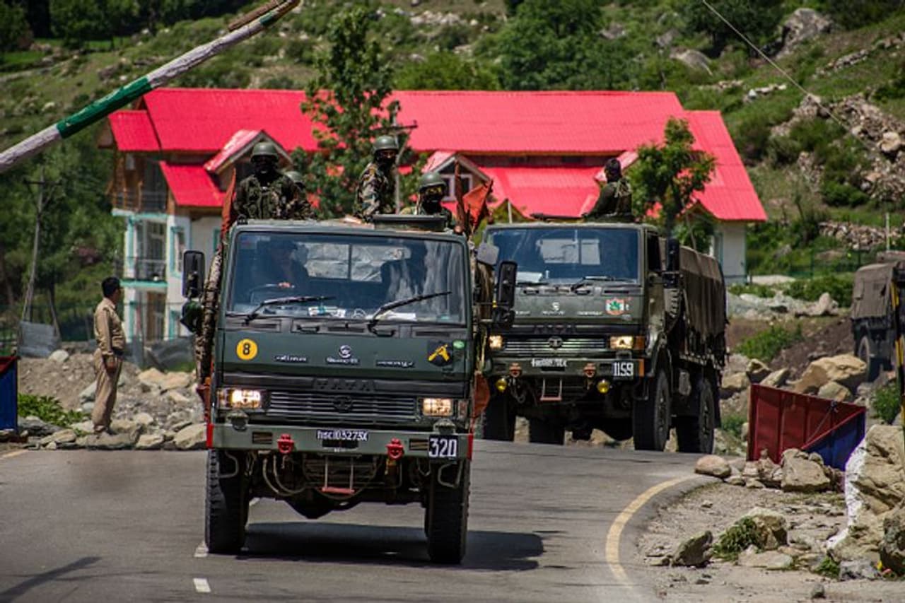 <p>മോസ്കോയില് നടന്ന ഷാങ്ഹായ് സഹകരണ സമ്മേളനത്തിനിടെയാണ് ഇരു മന്ത്രിമാരും കൂടിക്കാഴ്ച നടത്തിയത്. പാക് വിദേശകാര്യമന്ത്രിയുമായി കൂടിക്കാഴ്ച നടത്തിയ ശേഷമാണ് ചൈനീസ് മന്ത്രി ഇന്ത്യന് വിദേശകാര്യമന്ത്രിയുമായി കൂടിക്കാഴ്ചക്ക് എത്തിയത്.<br /> </p> <p>മോസ്കോയില് നടന്ന ഷാങ്ഹായ് സഹകരണ സമ്മേളനത്തിനിടെയാണ് ഇരു മന്ത്രിമാരും കൂടിക്കാഴ്ച നടത്തിയത്. പാക് വിദേശകാര്യമന്ത്രിയുമായി കൂടിക്കാഴ്ച നടത്തിയ ശേഷമാണ് ചൈനീസ് മന്ത്രി ഇന്ത്യന് വിദേശകാര്യമന്ത്രിയുമായി കൂടിക്കാഴ്ചക്ക് എത്തിയത്.<br /> </p>