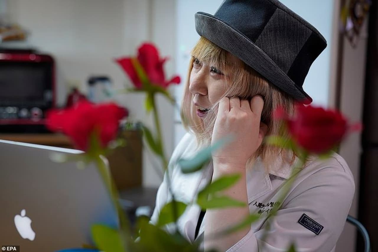 <p>'ലവ് ഡോൾ ഫ്യൂണറൽ' എന്ന തന്റെ സ്ഥാപനത്തിലൂടെ, ലൈംഗിക പാവകളെ മാന്യമായി അടക്കാൻ ലിയ അറാറ്റ സഹായിക്കുന്നു. ഒരു മനുഷ്യനു നൽകുന്ന എല്ലാ അവസാന ചടങ്ങുകളും അവിടെ ഈ പാവകൾക്കും നൽകപ്പെടുന്നു. </p> <p>'ലവ് ഡോൾ ഫ്യൂണറൽ' എന്ന തന്റെ സ്ഥാപനത്തിലൂടെ, ലൈംഗിക പാവകളെ മാന്യമായി അടക്കാൻ ലിയ അറാറ്റ സഹായിക്കുന്നു. ഒരു മനുഷ്യനു നൽകുന്ന എല്ലാ അവസാന ചടങ്ങുകളും അവിടെ ഈ പാവകൾക്കും നൽകപ്പെടുന്നു. </p>