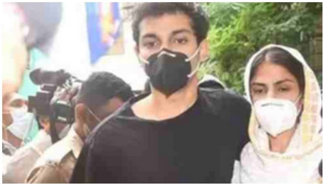 <p>റിയയുടെ സഹോദരൻ ഷോവിക് ചക്രബര്ത്തിയുടെയും മറ്റ് ആറ് പ്രതികളുടെയും ജാമ്യാപേക്ഷയും കോടതി തള്ളി.</p> <p>റിയയുടെ സഹോദരൻ ഷോവിക് ചക്രബര്ത്തിയുടെയും മറ്റ് ആറ് പ്രതികളുടെയും ജാമ്യാപേക്ഷയും കോടതി തള്ളി.</p>