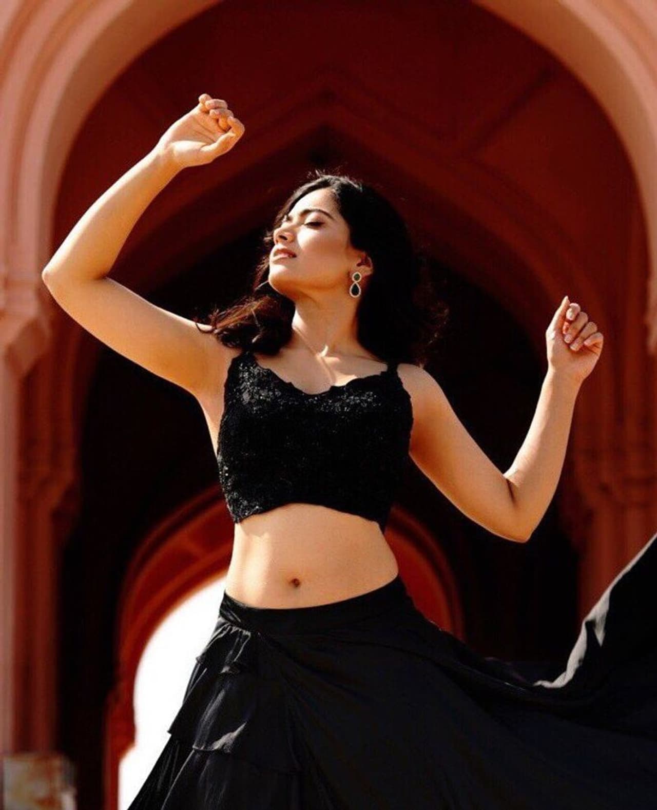 <p>கடந்த சில மாதங்களுக்கு முன் ராஷ்மிகா பிரபல ஹோட்டல் ஒன்றில் அறை எடுத்து தங்கியுள்ளார். அவர் தங்கியிருந்த ஓட்டலில், படுக்கைகாக போடப்பட்டிருந்த தலையணை உறைகள் மிகவும் அழகாக இருந்துள்ளது. <br /> </p> <p>கடந்த சில மாதங்களுக்கு முன் ராஷ்மிகா பிரபல ஹோட்டல் ஒன்றில் அறை எடுத்து தங்கியுள்ளார். அவர் தங்கியிருந்த ஓட்டலில், படுக்கைகாக போடப்பட்டிருந்த தலையணை உறைகள் மிகவும் அழகாக இருந்துள்ளது. <br /> </p>