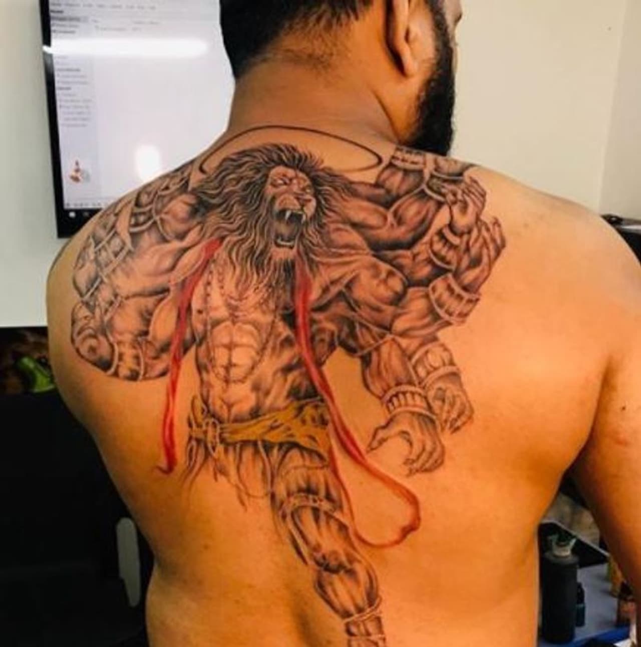 <p>ശരീരത്തിന്റെ പുറംഭാഗത്തായി ഉഗ്ര നരസിംഹ രൂപമാണ് ടാറ്റൂ ചെയ്തിരിക്കുന്നത്. </p> <p>ശരീരത്തിന്റെ പുറംഭാഗത്തായി ഉഗ്ര നരസിംഹ രൂപമാണ് ടാറ്റൂ ചെയ്തിരിക്കുന്നത്. </p>