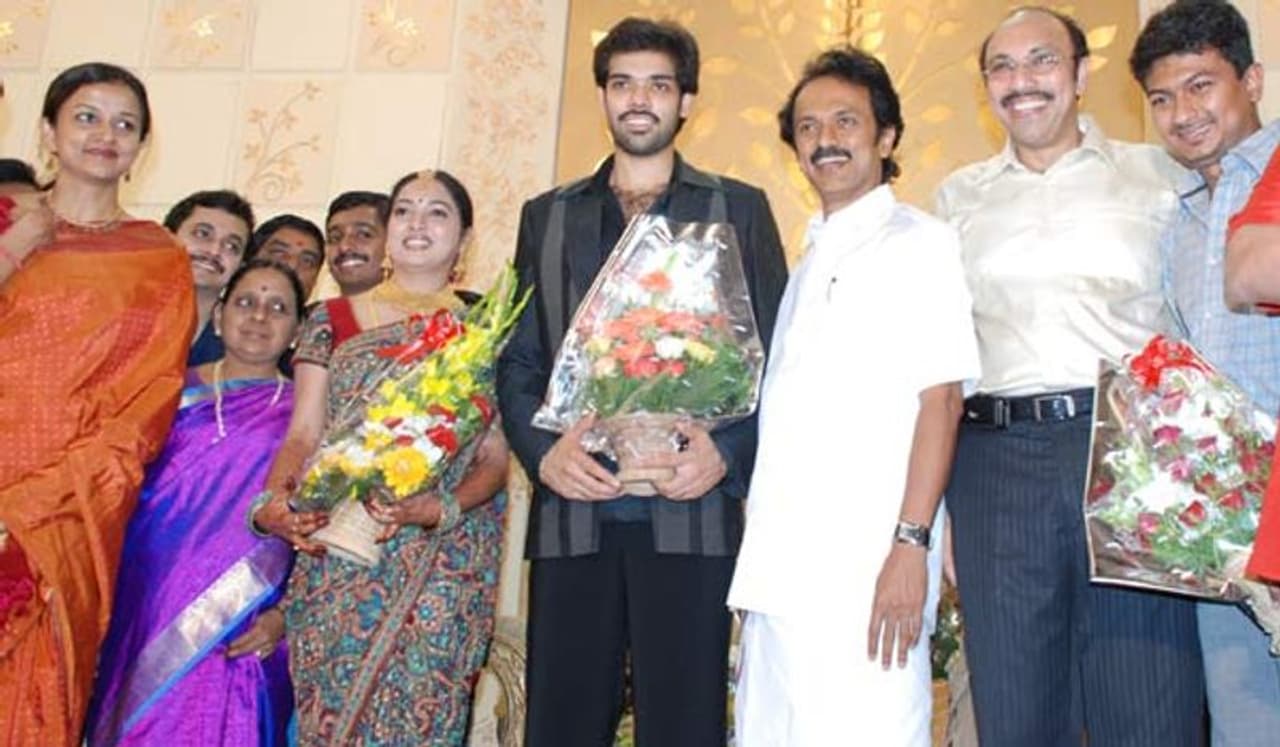 <p>திமுக தலைவர் ஸ்டாலின் மற்றும் அவருடைய மகன் உதயநிதியுடன் கலந்து கொண்டு வாழ்த்தினார்.</p> <p>திமுக தலைவர் ஸ்டாலின் மற்றும் அவருடைய மகன் உதயநிதியுடன் கலந்து கொண்டு வாழ்த்தினார்.</p>