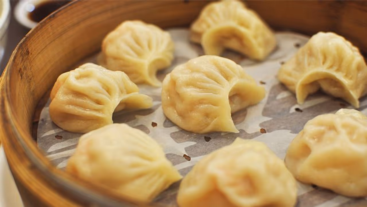 <p>ವಾಸ್ತವವಾಗಿ, ಮೈದಾ ಮತ್ತು ವಿವಿಧ ತರಕಾರಿಗಳನ್ನು ಬಳಸಿ ಮೊಮೊಗಳನ್ನು ತಯಾರಿಸಲಾಗುತ್ತದೆ. ಜೊತೆಗೆ ಸೋಯಾಬೀನ್ ಮತ್ತು ಚಿಕನ್. ಮತ್ತೊಂದೆಡೆ, ಮೊಮೊಗಳ ರುಚಿಯನ್ನು ಮತ್ತಷ್ಟು ಹೆಚ್ಚಿಸಲು ತಯಾರಿಸುವ ಚಟ್ನಿಯಲ್ಲಿ ಸಾಕಷ್ಟು ಕೆಂಪು ಮೆಣಸಿನಕಾಯಿಗಳನ್ನು ಬಳಸಲಾಗುತ್ತದೆ. ಈ ಎಲ್ಲಾ ವಿಷಯಗಳು ದೇಹಕ್ಕೆ ಯಾವ ರೀತಿಯ ಸಮಸ್ಯೆಗಳನ್ನು ತರಬಹುದು ಎಂದು ನೋಡೋಣ.</p> <p>ವಾಸ್ತವವಾಗಿ, ಮೈದಾ ಮತ್ತು ವಿವಿಧ ತರಕಾರಿಗಳನ್ನು ಬಳಸಿ ಮೊಮೊಗಳನ್ನು ತಯಾರಿಸಲಾಗುತ್ತದೆ. ಜೊತೆಗೆ ಸೋಯಾಬೀನ್ ಮತ್ತು ಚಿಕನ್. ಮತ್ತೊಂದೆಡೆ, ಮೊಮೊಗಳ ರುಚಿಯನ್ನು ಮತ್ತಷ್ಟು ಹೆಚ್ಚಿಸಲು ತಯಾರಿಸುವ ಚಟ್ನಿಯಲ್ಲಿ ಸಾಕಷ್ಟು ಕೆಂಪು ಮೆಣಸಿನಕಾಯಿಗಳನ್ನು ಬಳಸಲಾಗುತ್ತದೆ. ಈ ಎಲ್ಲಾ ವಿಷಯಗಳು ದೇಹಕ್ಕೆ ಯಾವ ರೀತಿಯ ಸಮಸ್ಯೆಗಳನ್ನು ತರಬಹುದು ಎಂದು ನೋಡೋಣ.</p>