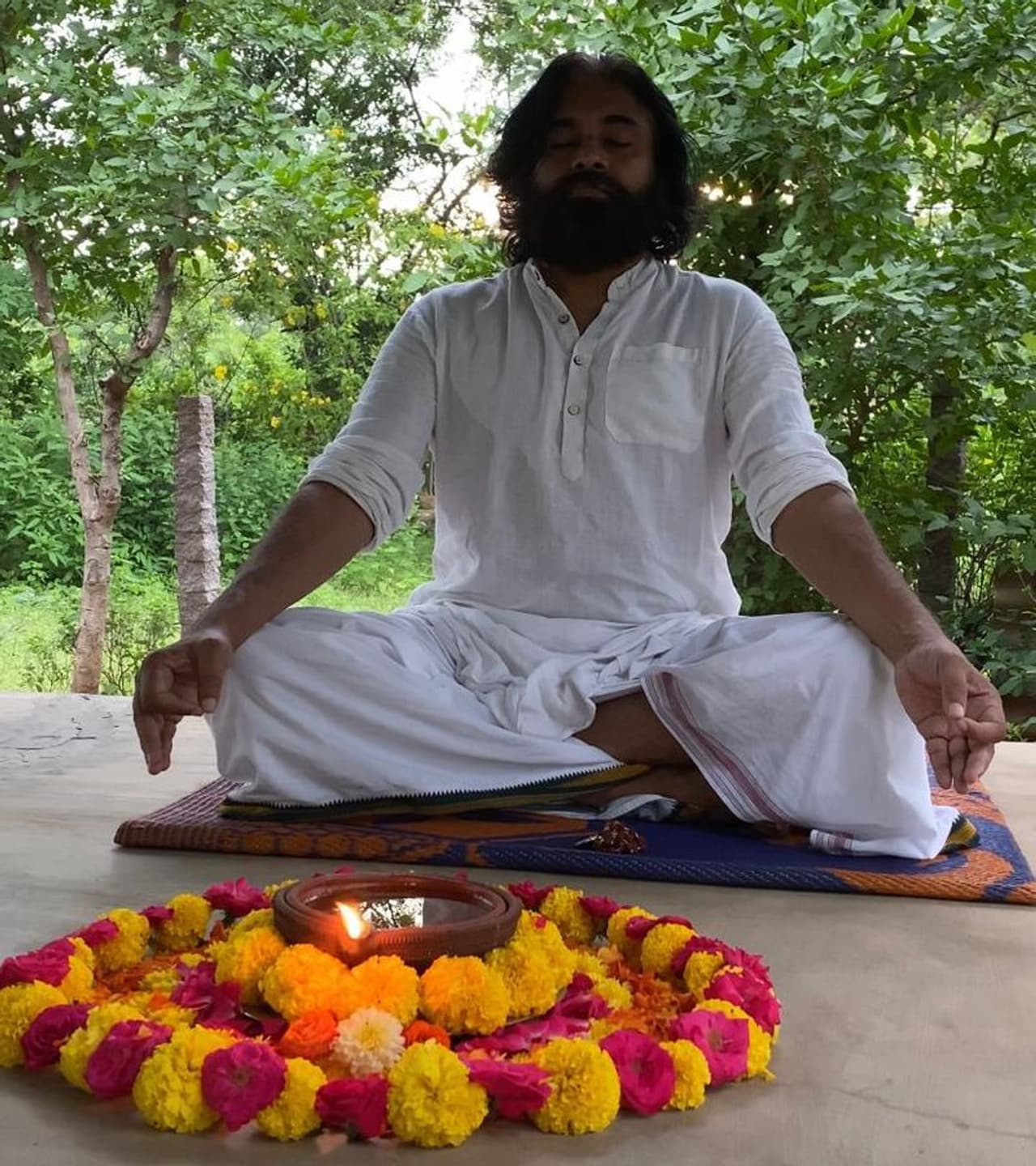 <p>ఆలయాలపై &nbsp;దాడులకు నిరసనగా... దీపం వెలిగించి ధ్యానం చేస్తున్న &nbsp;పవన్ కల్యాణ్&nbsp;</p>