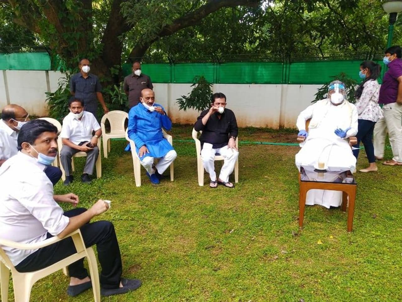 <p>ಇಂದು (ಶುಕ್ರವಾರ) ಒಂದು ಕಡೆ ಸಿಎಂ ಬಿಎಸ್ ಯಡಿಯೂರಪ್ಪ ಹಾಗೂ ಭೇಟಿ ಭಾರೀ ಕುತೂಹಲಕ್ಕೆ ಕಾರಣವಾಗಿದ್ರೆ, ಮತ್ತೊಂದೆಡೆ ಸಿದ್ದರಾಮಯ್ಯ ನಿವಾಸದಲ್ಲಿ ರಾಜಕೀಯ ಚಟುವಟಿಕೆಗಳು ಗರಿಗೆದರಿದ್ದವು.</p>