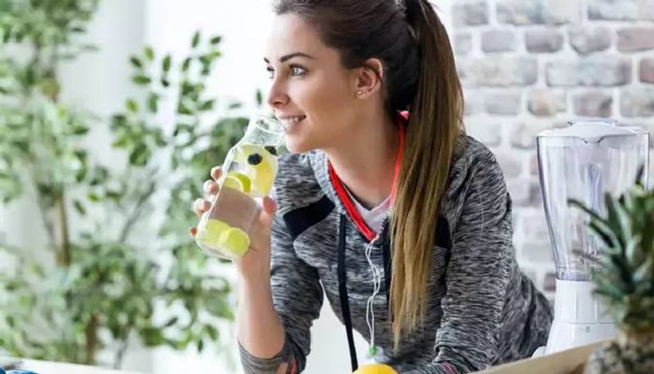 <p><strong>ഒന്ന്...</strong></p><p> </p><p>എന്നും രാവിലെ വെറുംവയറ്റിൽ ഒന്നോ രണ്ടോ ഗ്ലാസ് ചൂടുവവെള്ളം കുടിക്കുന്നത് ശരീരഭാരം നിയന്ത്രിക്കാന് നല്ലതാണ്. അതുപോലെ തന്നെ ചെറുചൂടുവെള്ളത്തില് നാരങ്ങ നീരോ തേനോ ചേർത്ത് കുടിക്കുന്നതും വണ്ണം കുറയ്ക്കാന് നല്ലതാണെന്ന് ആയുർവേദം പറയുന്നു. </p> <p><strong>ഒന്ന്...</strong></p><p> </p><p>എന്നും രാവിലെ വെറുംവയറ്റിൽ ഒന്നോ രണ്ടോ ഗ്ലാസ് ചൂടുവവെള്ളം കുടിക്കുന്നത് ശരീരഭാരം നിയന്ത്രിക്കാന് നല്ലതാണ്. അതുപോലെ തന്നെ ചെറുചൂടുവെള്ളത്തില് നാരങ്ങ നീരോ തേനോ ചേർത്ത് കുടിക്കുന്നതും വണ്ണം കുറയ്ക്കാന് നല്ലതാണെന്ന് ആയുർവേദം പറയുന്നു. </p>