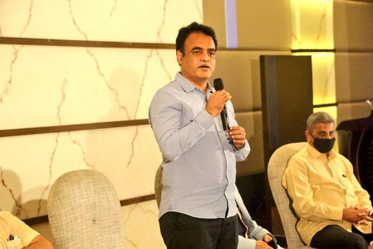 <p>ವಿದ್ಯಾಭಾರತಿ ಸಂಸ್ಥೆ ನಗರದಲ್ಲಿ ಆಯೋಜಿಸಿದ್ದ ಸಮಾರಂಭದಲ್ಲಿ ಮೈಎನ್ಇಪಿ ವೆಬ್ಸೈಟ್ ಹಾಗೂ ಸ್ಪರ್ಧೆಗೆ ಚಾಲನೆ ನೀಡಿ ಮಾತನಾಡಿದ ಅವರು, ಎನ್ಇಪಿ ಕುರಿತ ರಾಷ್ಟ್ರೀಯ ಸ್ಪರ್ಧೆಯಲ್ಲಿ ಹೆಚ್ಚು ಮಂದಿ ಭಾಗವಹಿಸಿ ಜನರಿಗೆ ತಲುಪುವಂತೆ ಮಾಡಬೇಕಿದೆ. ಜಗತ್ತಿಗೆ ವಿಶ್ವ ಗುರು ಭಾರತವಾಗಬೇಕಾದರೆ ಶಿಕ್ಷಣ ನೀತಿ ಉತ್ತಮವಾಗಿರಬೇಕು. ಅಂತಹ ನೀತಿಯನ್ನು 34 ವರ್ಷಗಳ ಬಳಿಕ ಕೇಂದ್ರ ಸರ್ಕಾರ ಜಾರಿಗೊಳಿಸುತ್ತಿದೆ. ನೀತಿ ಜಾರಿ ಸಂಬಂಧ ಇನ್ನೊಂದು ವರ್ಷ ಕಾಲ ನಿರಂತರವಾಗಿ ಸಭೆಗಳನ್ನು ನಡೆಸಲಾಗುವುದು ಎಂದು ಹೇಳಿದರು.</p> <p>ವಿದ್ಯಾಭಾರತಿ ಸಂಸ್ಥೆ ನಗರದಲ್ಲಿ ಆಯೋಜಿಸಿದ್ದ ಸಮಾರಂಭದಲ್ಲಿ ಮೈಎನ್ಇಪಿ ವೆಬ್ಸೈಟ್ ಹಾಗೂ ಸ್ಪರ್ಧೆಗೆ ಚಾಲನೆ ನೀಡಿ ಮಾತನಾಡಿದ ಅವರು, ಎನ್ಇಪಿ ಕುರಿತ ರಾಷ್ಟ್ರೀಯ ಸ್ಪರ್ಧೆಯಲ್ಲಿ ಹೆಚ್ಚು ಮಂದಿ ಭಾಗವಹಿಸಿ ಜನರಿಗೆ ತಲುಪುವಂತೆ ಮಾಡಬೇಕಿದೆ. ಜಗತ್ತಿಗೆ ವಿಶ್ವ ಗುರು ಭಾರತವಾಗಬೇಕಾದರೆ ಶಿಕ್ಷಣ ನೀತಿ ಉತ್ತಮವಾಗಿರಬೇಕು. ಅಂತಹ ನೀತಿಯನ್ನು 34 ವರ್ಷಗಳ ಬಳಿಕ ಕೇಂದ್ರ ಸರ್ಕಾರ ಜಾರಿಗೊಳಿಸುತ್ತಿದೆ. ನೀತಿ ಜಾರಿ ಸಂಬಂಧ ಇನ್ನೊಂದು ವರ್ಷ ಕಾಲ ನಿರಂತರವಾಗಿ ಸಭೆಗಳನ್ನು ನಡೆಸಲಾಗುವುದು ಎಂದು ಹೇಳಿದರು.</p>