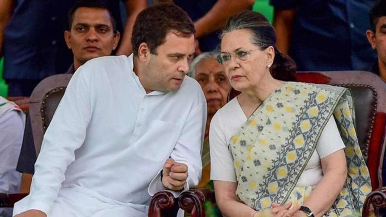 <p>కాంగ్రెస్ పార్టీ సీనియర్లు సోనియాకు లేఖ రాసిన విషయంలో చెలరేగిన వివాదం చివరకు పార్టీ సమూల ప్రక్షాళన దిశగా అడుగులు వేస్తున్నట్టుగా కనబడుతుంది. పార్టీలోని సీనియర్లకు షాక్ ఇస్తూ ఏఐసీసీ నిన్న కాంగ్రెస్ వర్కింగ్ కమిటీ సభ్యులను ప్రకటించింది.&nbsp;</p>