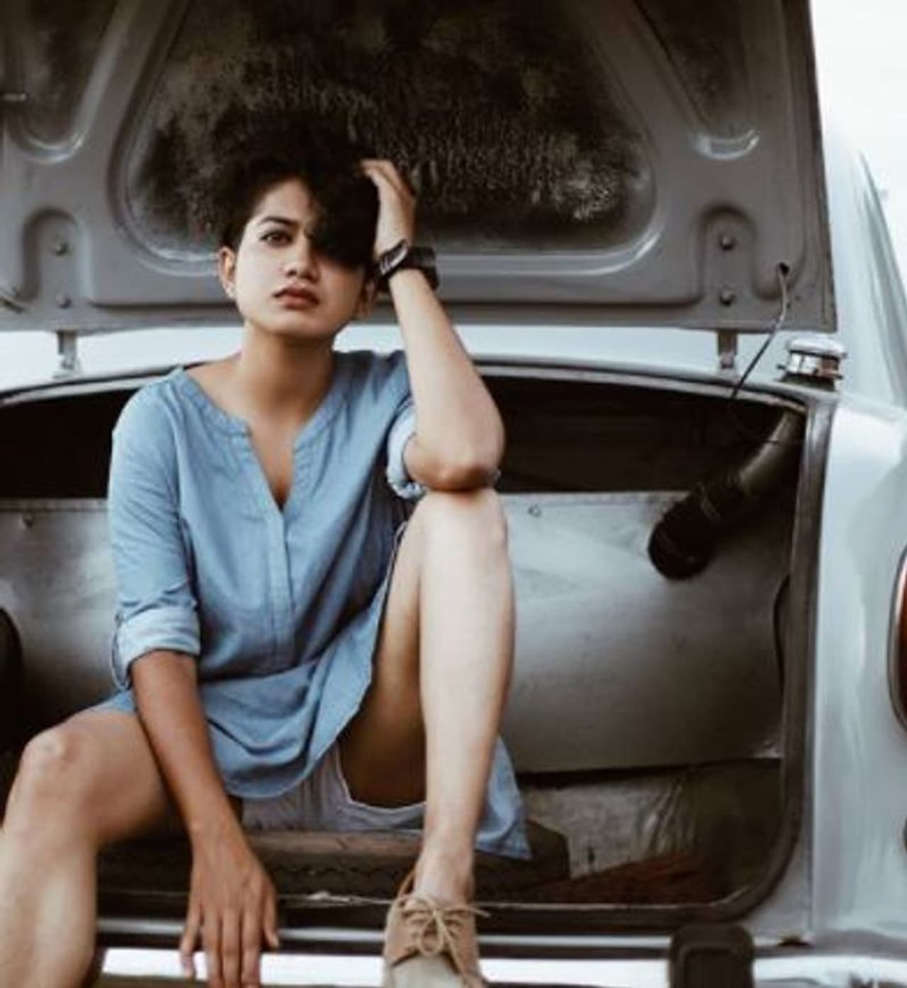 <p>ഇപ്പോൾ സോഷ്യൽ മീഡിയയിൽ വൈറലാവുന്നത് താരത്തിന്റെ പുതിയ ​ഗ്ലാമറസ് ഫോട്ടോഷൂട്ടാണ്. കഴിഞ്ഞ ദിവസം മുടി വെട്ടി പുത്തന്‍ ലുക്കില്‍ ആണ് അനാര്‍ക്കലി ആരാധകരുടെ മുന്നില്‍ പ്രത്യക്ഷപ്പെട്ടത്.&nbsp;<br />&nbsp;</p>