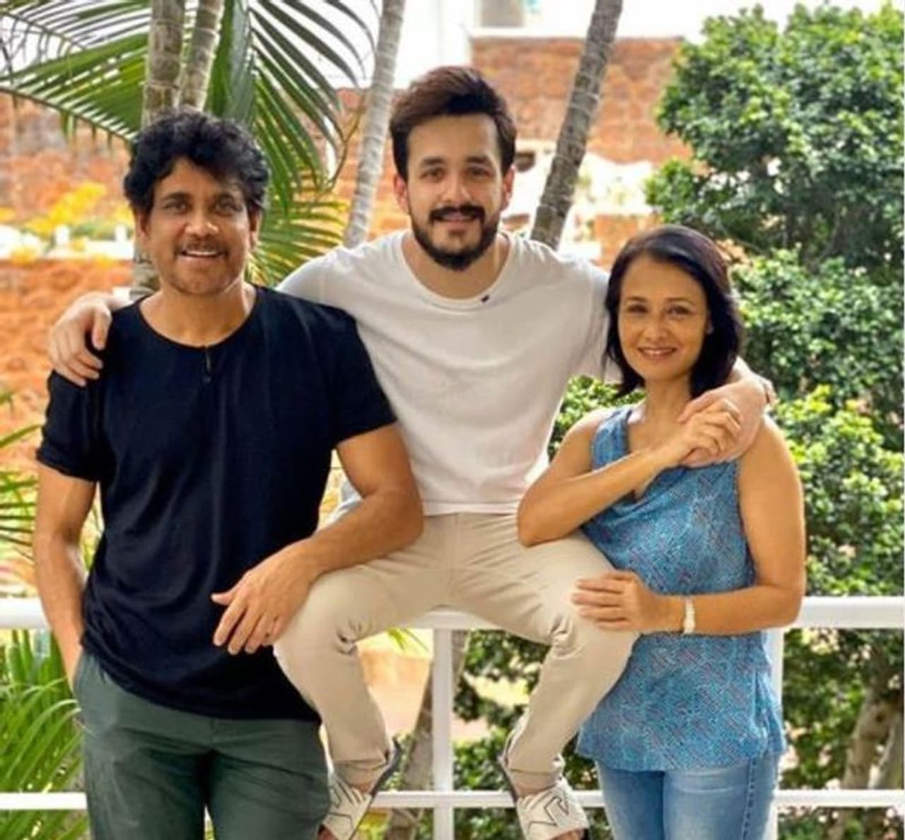 <p>இந்த வயதிலும் செம்ம மாடர்னாக மகன் மற்றும் கணவருடன் போஸ் கொடுக்கும் அமலா&nbsp;</p>