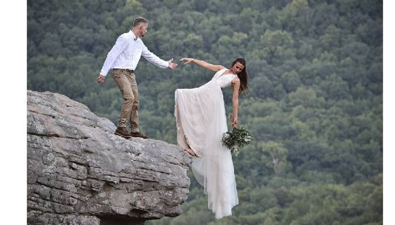 <p>അമേരിക്കയിലെ ആർക്കാൻസസിലുള്ള മൗണ്ടൻ ഹോം സ്വദേശികളായ റയാൻ മേയേഴ്സ്, സ്കൈ എന്നിവരുടെ വിവാഹ ഫോട്ടോഷൂട്ടാണ് സൈബര് ലോകത്തെ അമ്പരപ്പിച്ചത്. 1900 അടി ഉയരത്തിലുള്ള മലമുകളിലെ വിറ്റാക്കർ പോയിന്റ് എന്നറിയപ്പെടുന്ന കൂറ്റൻ പാറയുടെ മുകളിലായിരുന്നു ഫോട്ടോഷൂട്ട് നടത്തിയത്. <br /> </p> <p>അമേരിക്കയിലെ ആർക്കാൻസസിലുള്ള മൗണ്ടൻ ഹോം സ്വദേശികളായ റയാൻ മേയേഴ്സ്, സ്കൈ എന്നിവരുടെ വിവാഹ ഫോട്ടോഷൂട്ടാണ് സൈബര് ലോകത്തെ അമ്പരപ്പിച്ചത്. 1900 അടി ഉയരത്തിലുള്ള മലമുകളിലെ വിറ്റാക്കർ പോയിന്റ് എന്നറിയപ്പെടുന്ന കൂറ്റൻ പാറയുടെ മുകളിലായിരുന്നു ഫോട്ടോഷൂട്ട് നടത്തിയത്. <br /> </p>